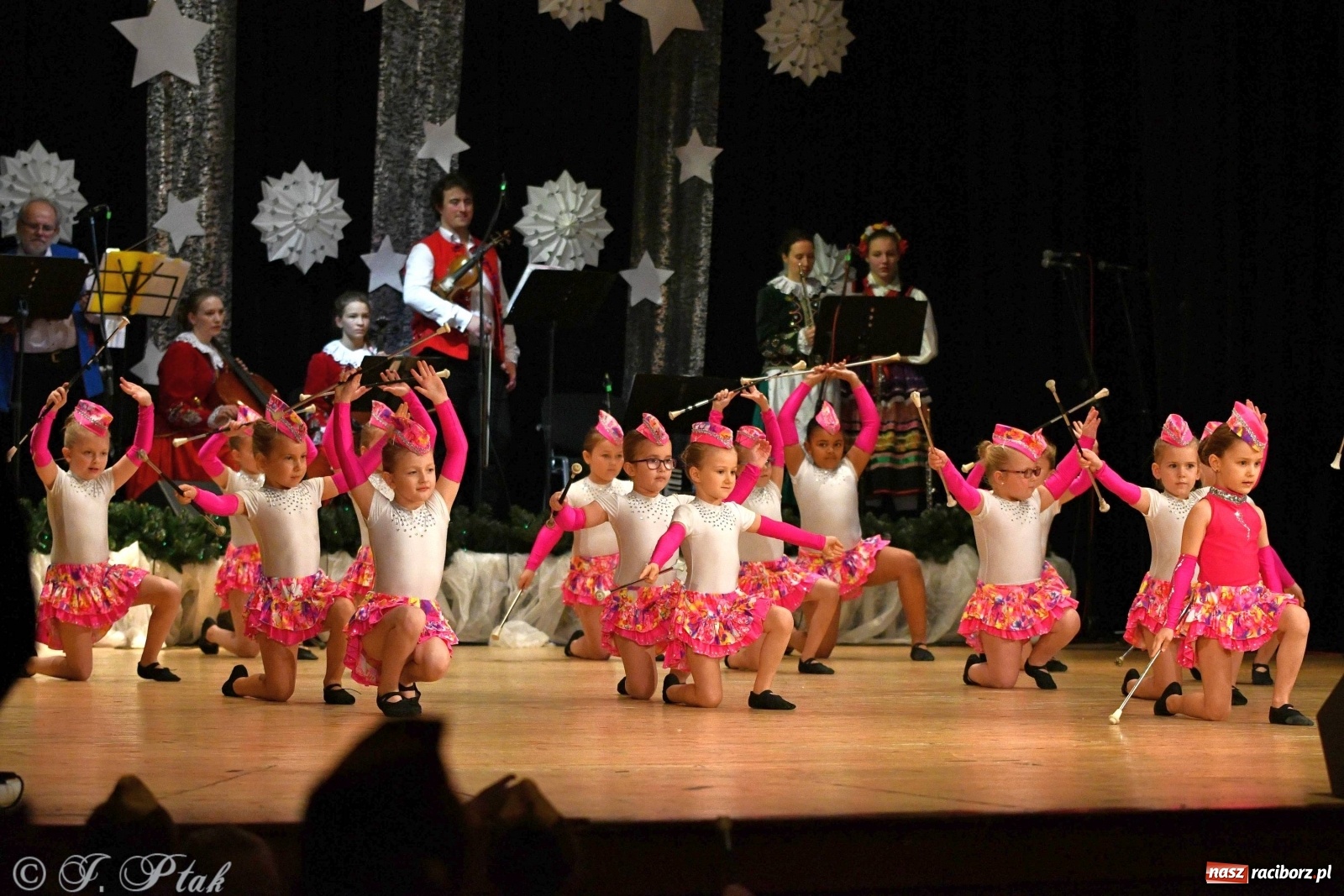 Zdjęcie w galerii na portalu naszraciborz.pl: Kolorowy koncert raciborskiego Źródła [FOTO] wiadomości z regionu