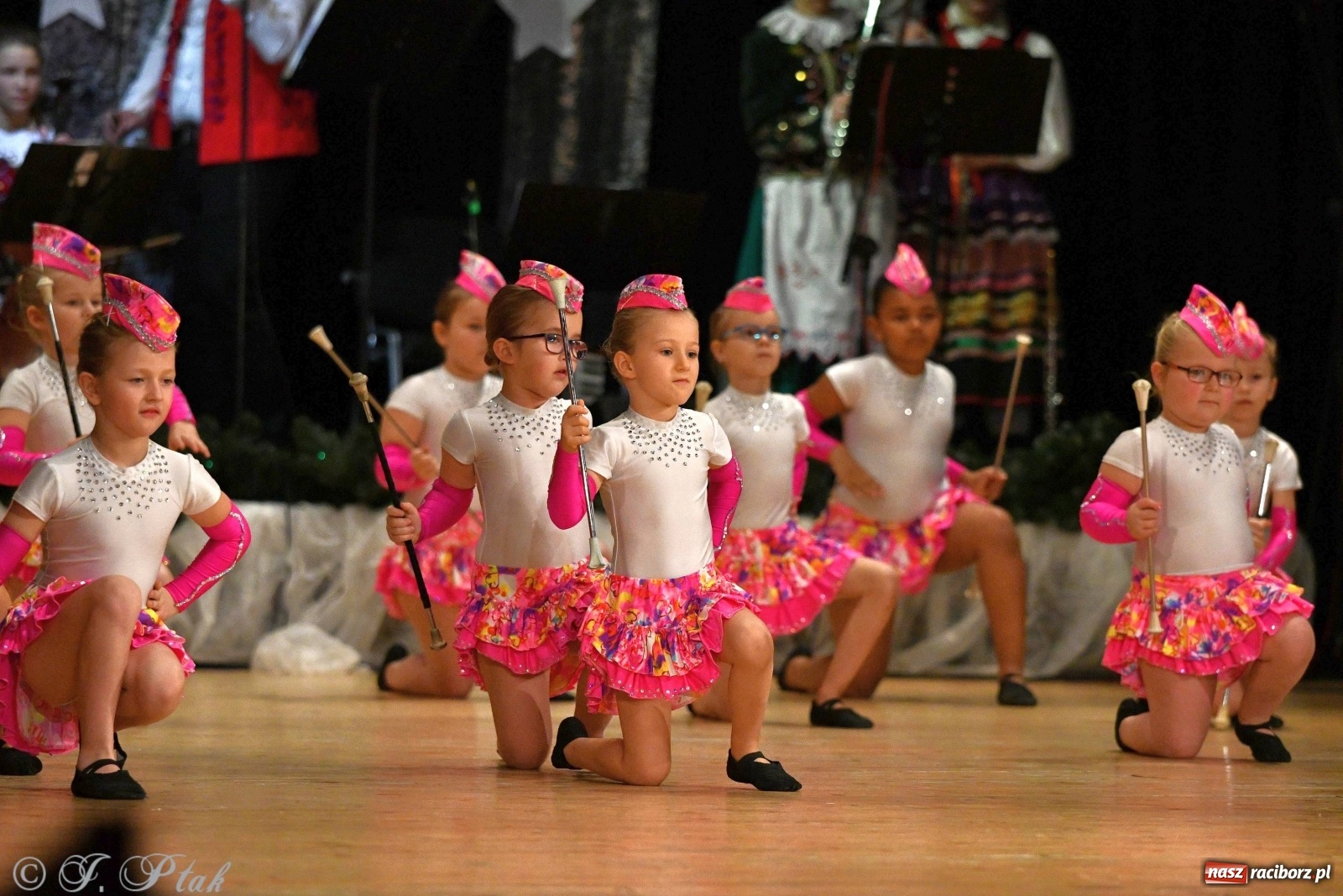 Zdjęcie w galerii na portalu naszraciborz.pl: Kolorowy koncert raciborskiego Źródła [FOTO] wiadomości z regionu