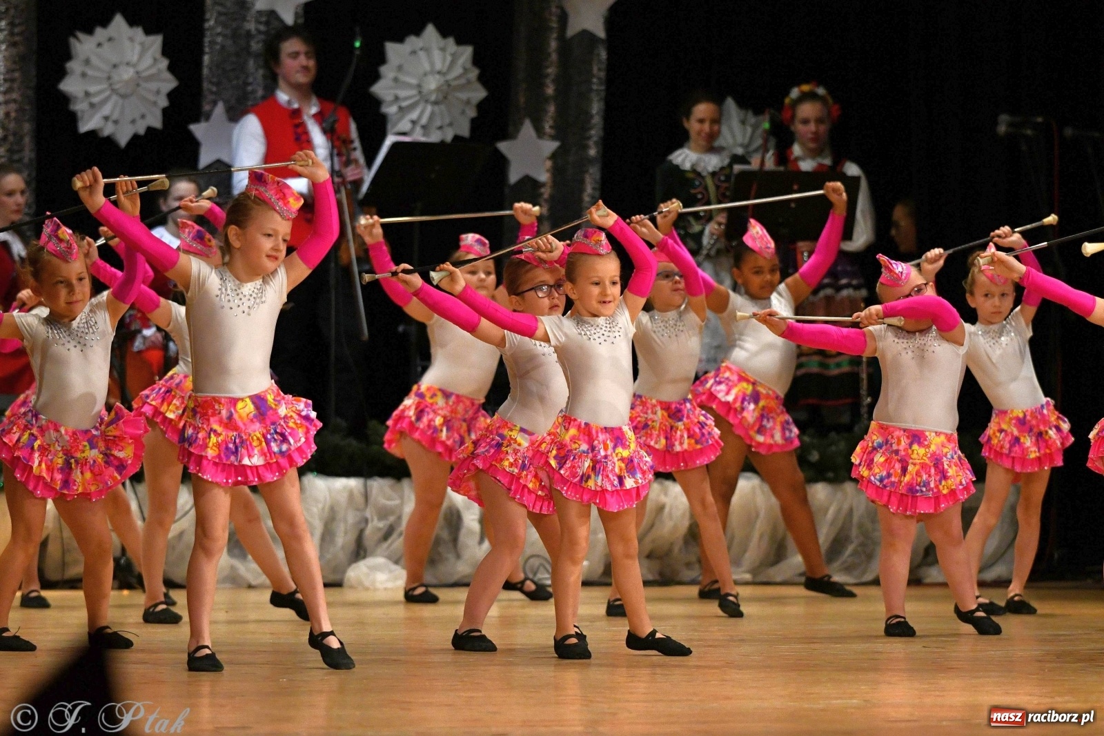 Zdjęcie w galerii na portalu naszraciborz.pl: Kolorowy koncert raciborskiego Źródła [FOTO] wiadomości z regionu