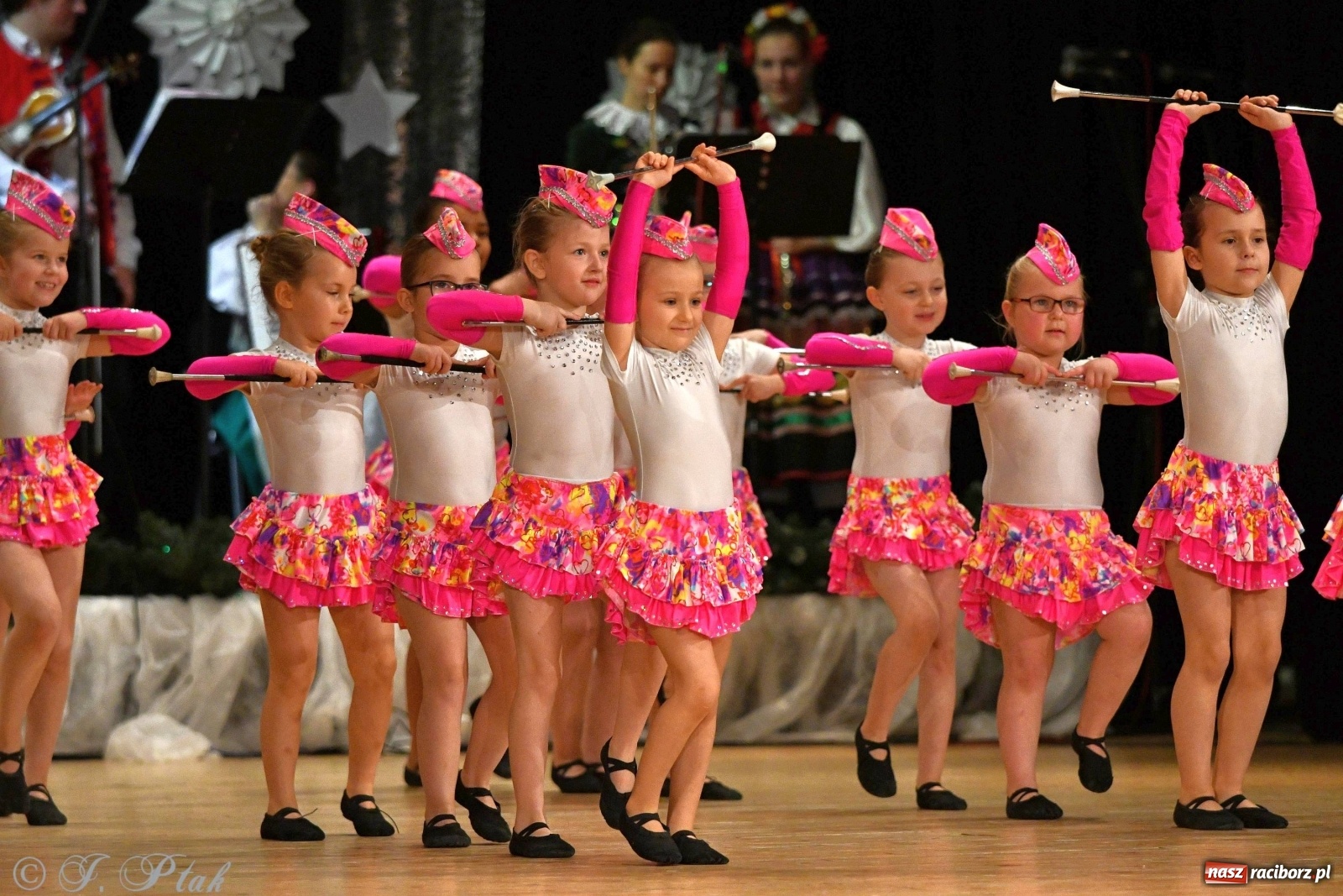 Zdjęcie w galerii na portalu naszraciborz.pl: Kolorowy koncert raciborskiego Źródła [FOTO] wiadomości z regionu