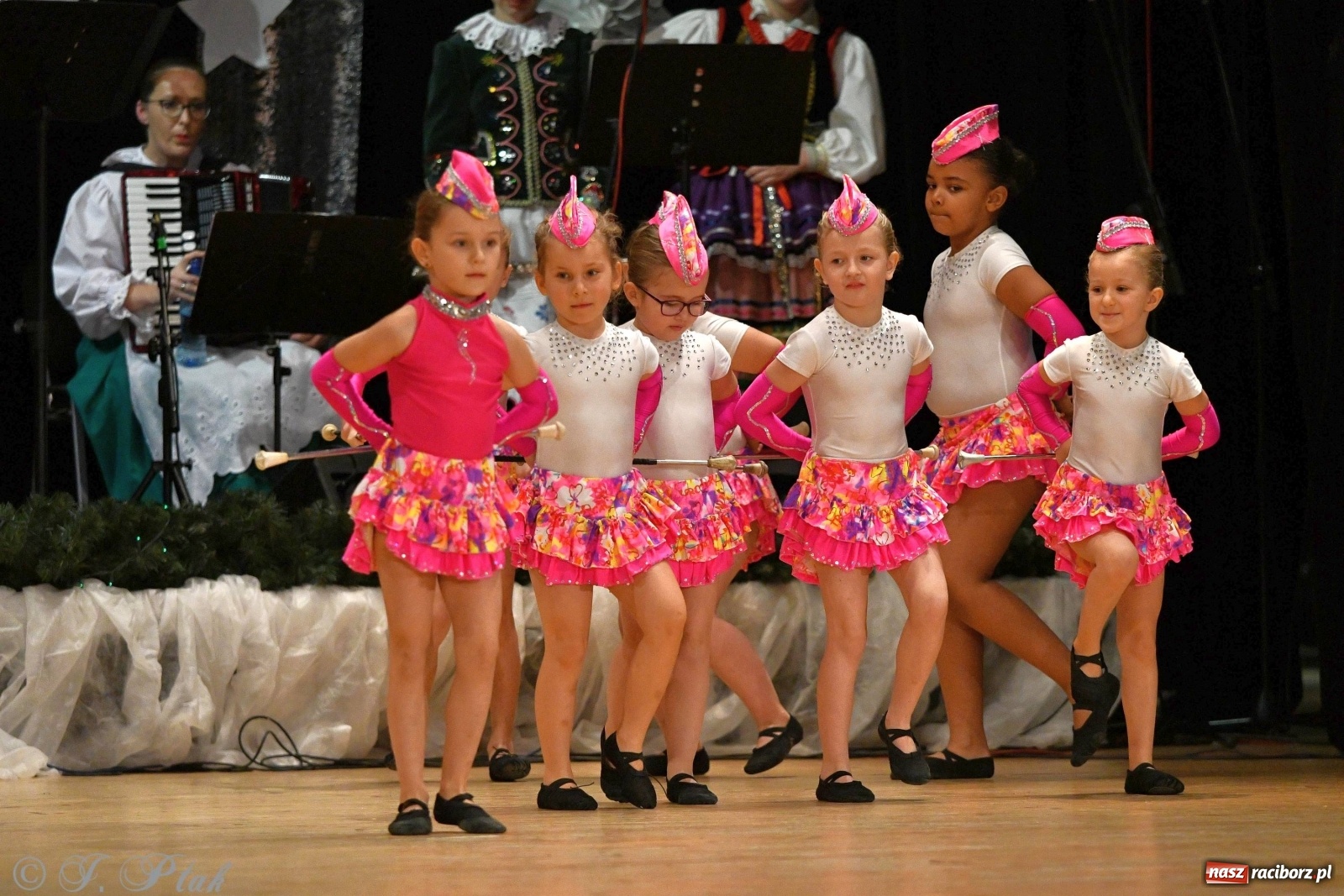 Zdjęcie w galerii na portalu naszraciborz.pl: Kolorowy koncert raciborskiego Źródła [FOTO] wiadomości z regionu