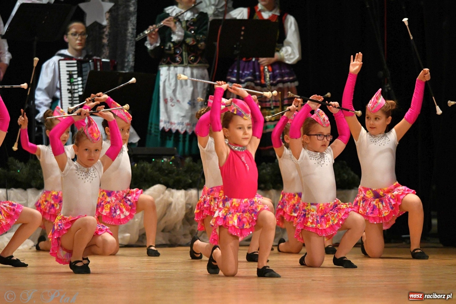 Zdjęcie w galerii na portalu naszraciborz.pl: Kolorowy koncert raciborskiego Źródła [FOTO] wiadomości z regionu
