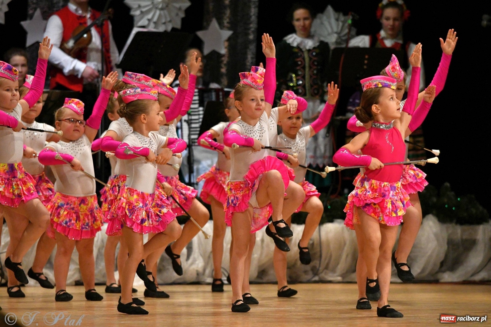 Zdjęcie w galerii na portalu naszraciborz.pl: Kolorowy koncert raciborskiego Źródła [FOTO] wiadomości z regionu
