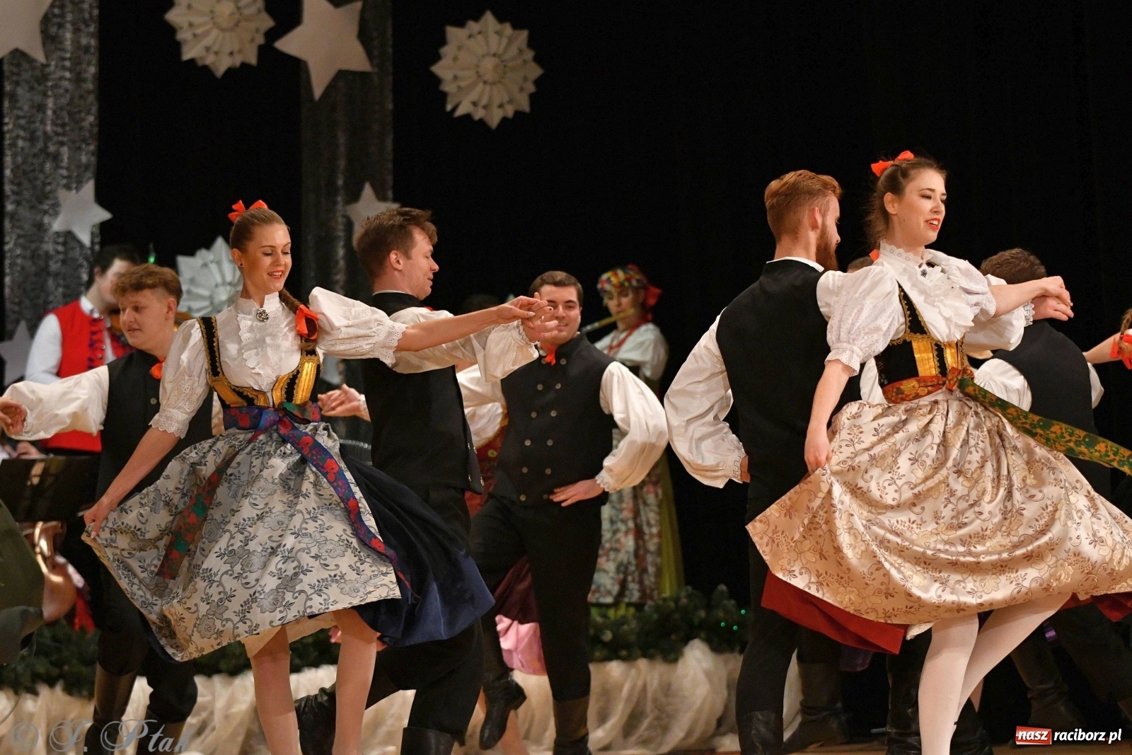 Zdjęcie w galerii na portalu naszraciborz.pl: Kolorowy koncert raciborskiego Źródła [FOTO] wiadomości z regionu