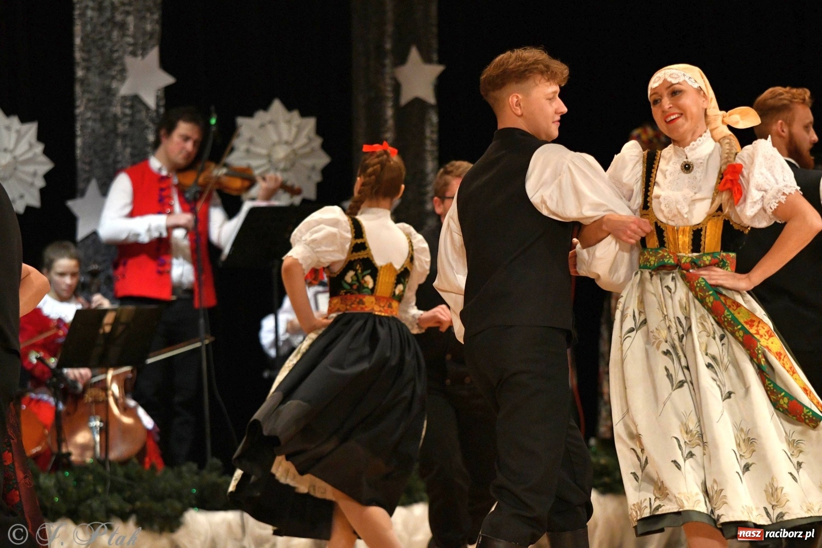 Zdjęcie w galerii na portalu naszraciborz.pl: Kolorowy koncert raciborskiego Źródła [FOTO] wiadomości z regionu