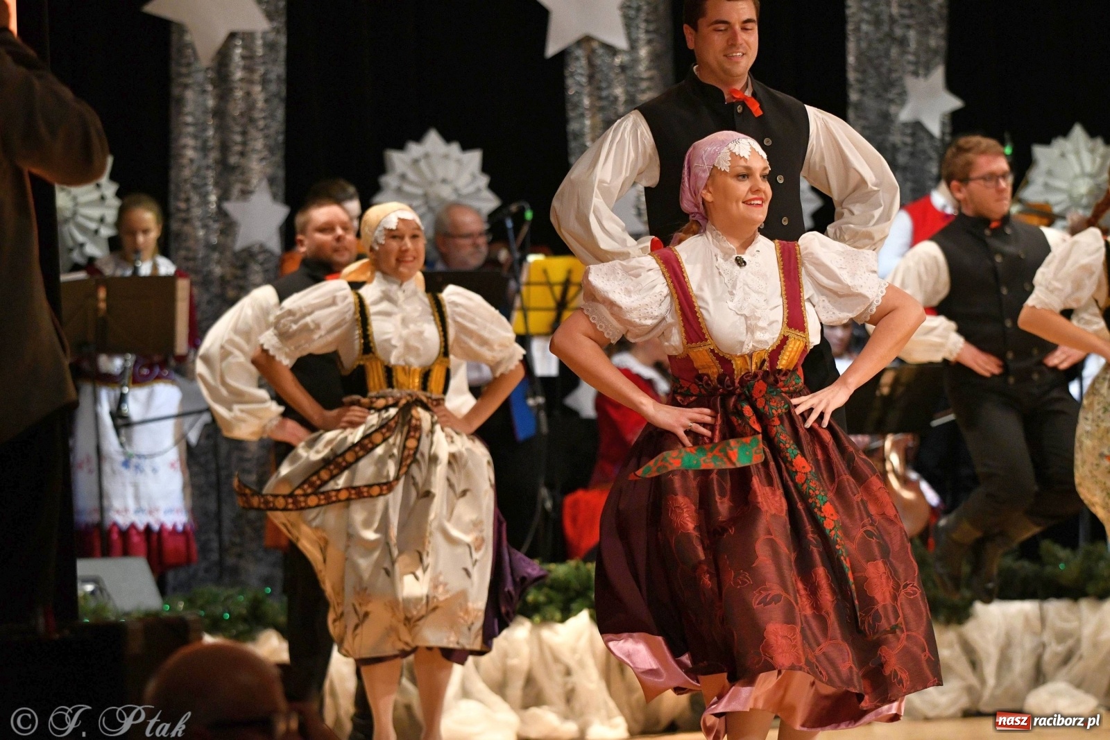 Zdjęcie w galerii na portalu naszraciborz.pl: Kolorowy koncert raciborskiego Źródła [FOTO] wiadomości z regionu