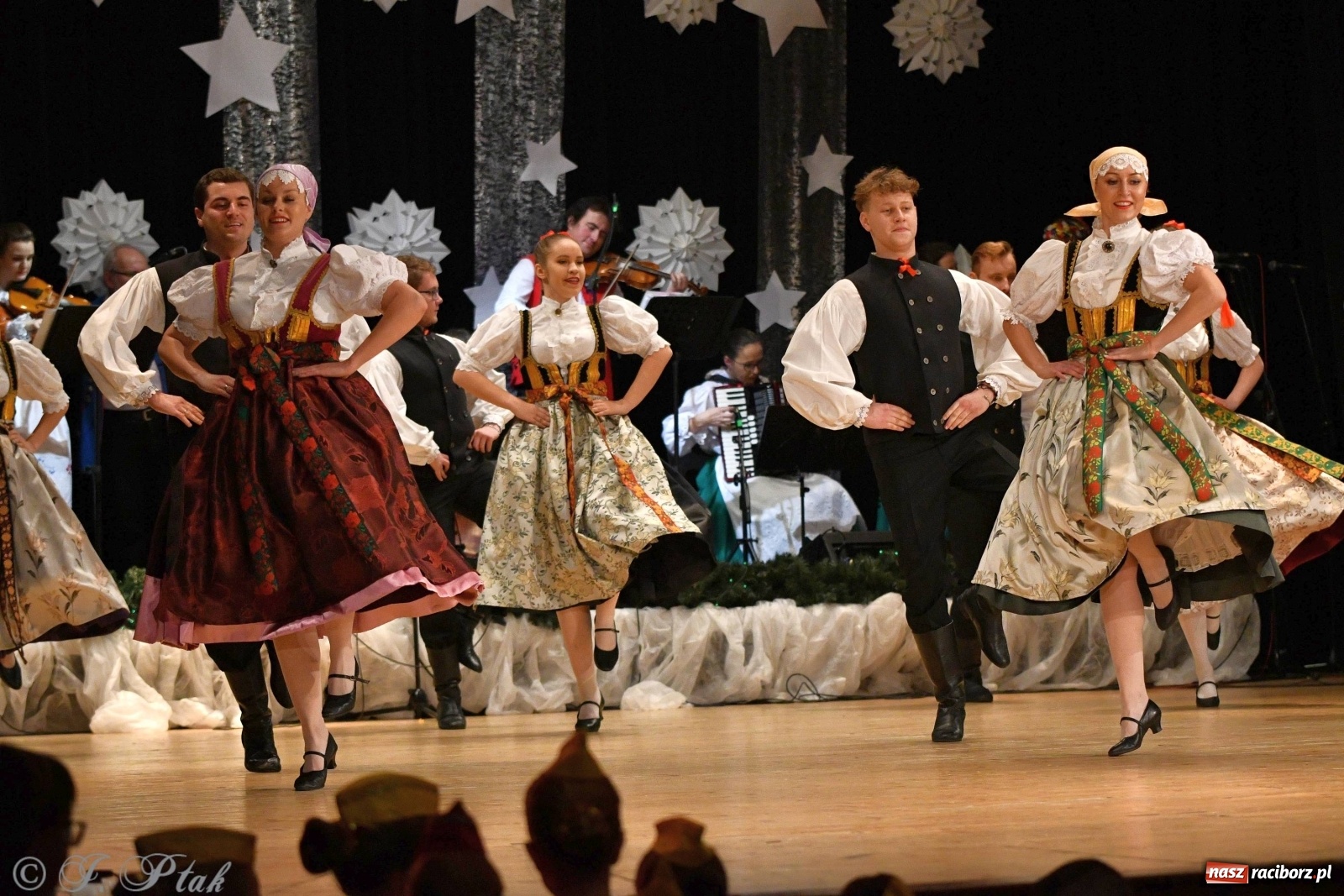 Zdjęcie w galerii na portalu naszraciborz.pl: Kolorowy koncert raciborskiego Źródła [FOTO] wiadomości z regionu