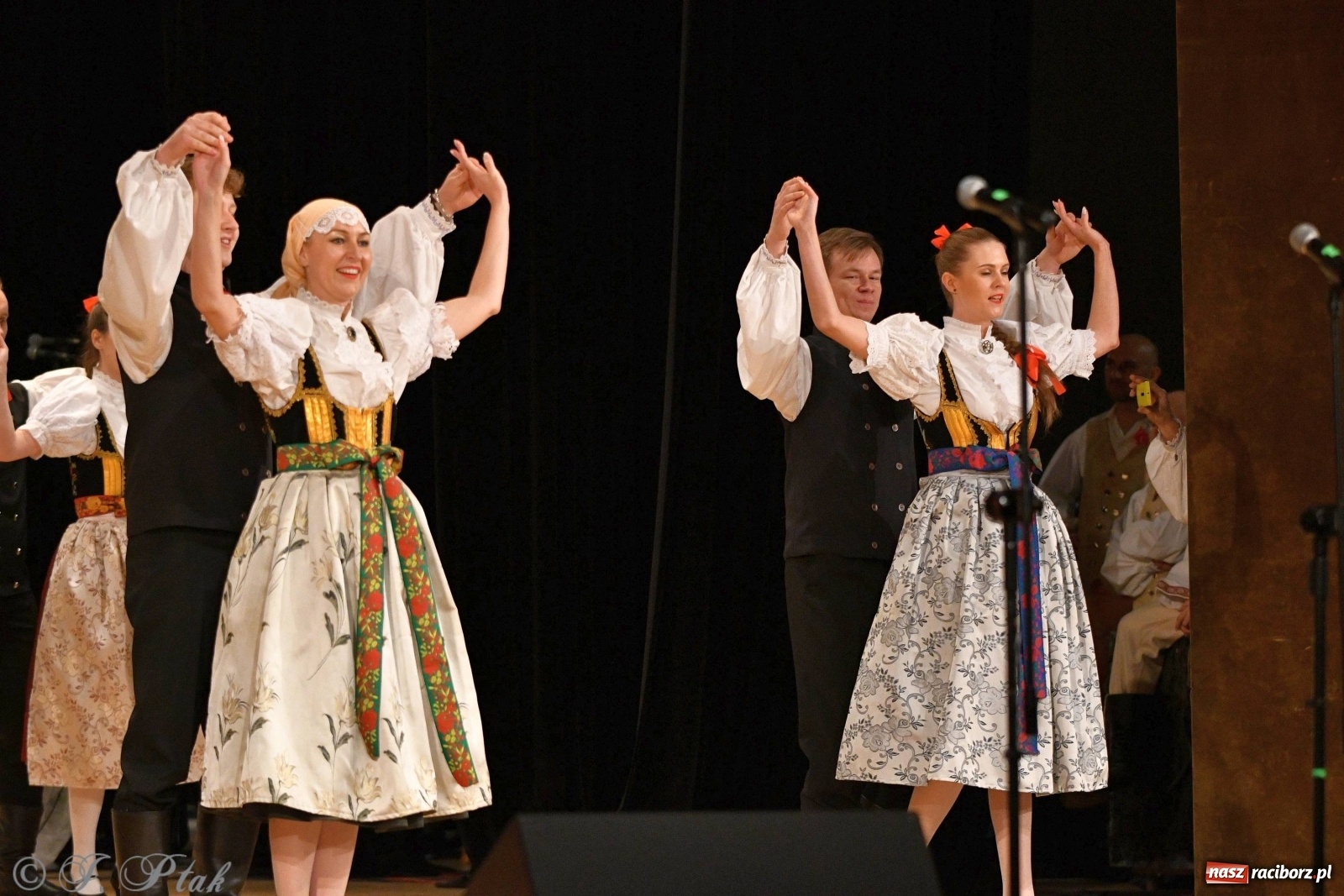 Zdjęcie w galerii na portalu naszraciborz.pl: Kolorowy koncert raciborskiego Źródła [FOTO] wiadomości z regionu