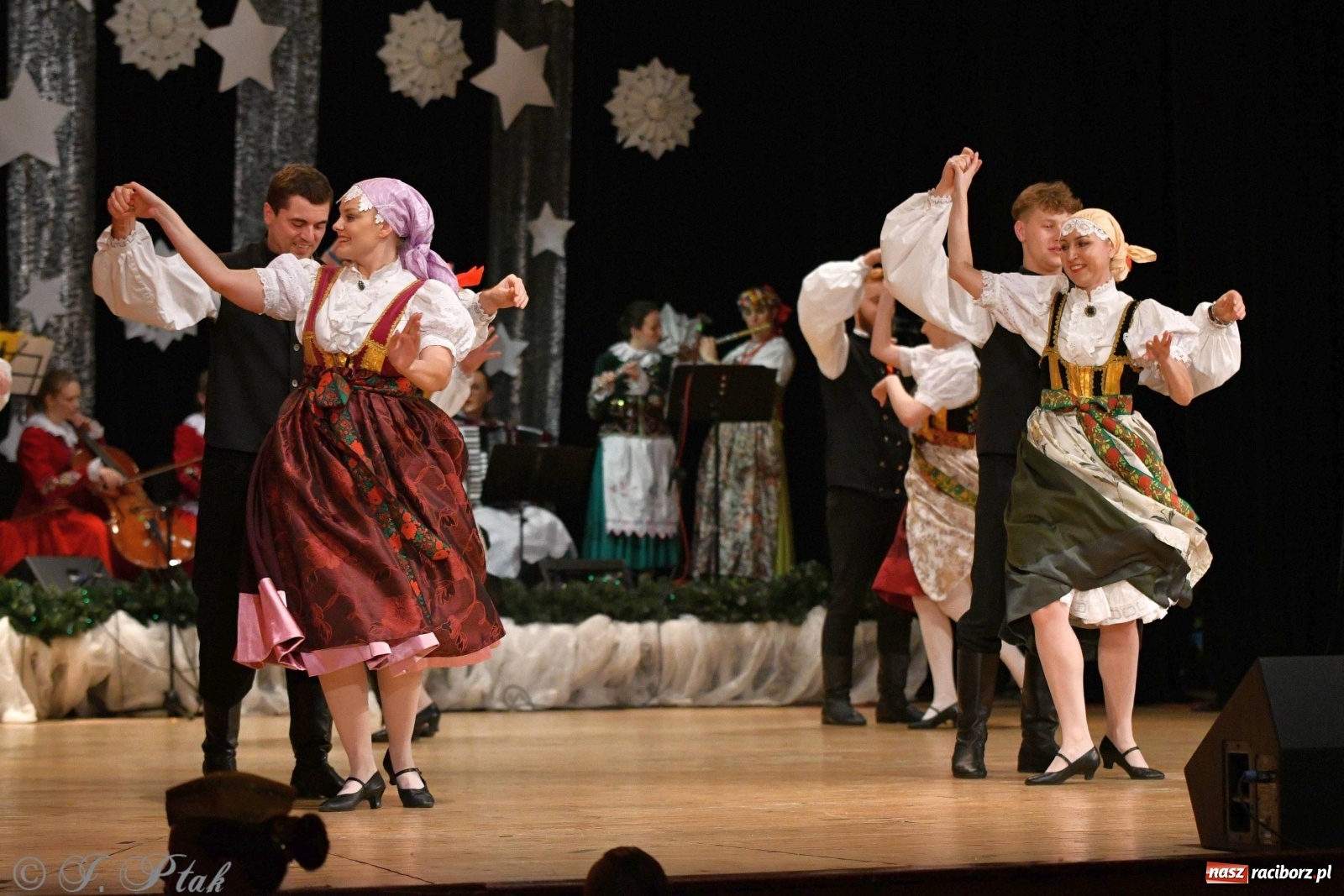 Zdjęcie w galerii na portalu naszraciborz.pl: Kolorowy koncert raciborskiego Źródła [FOTO] wiadomości z regionu