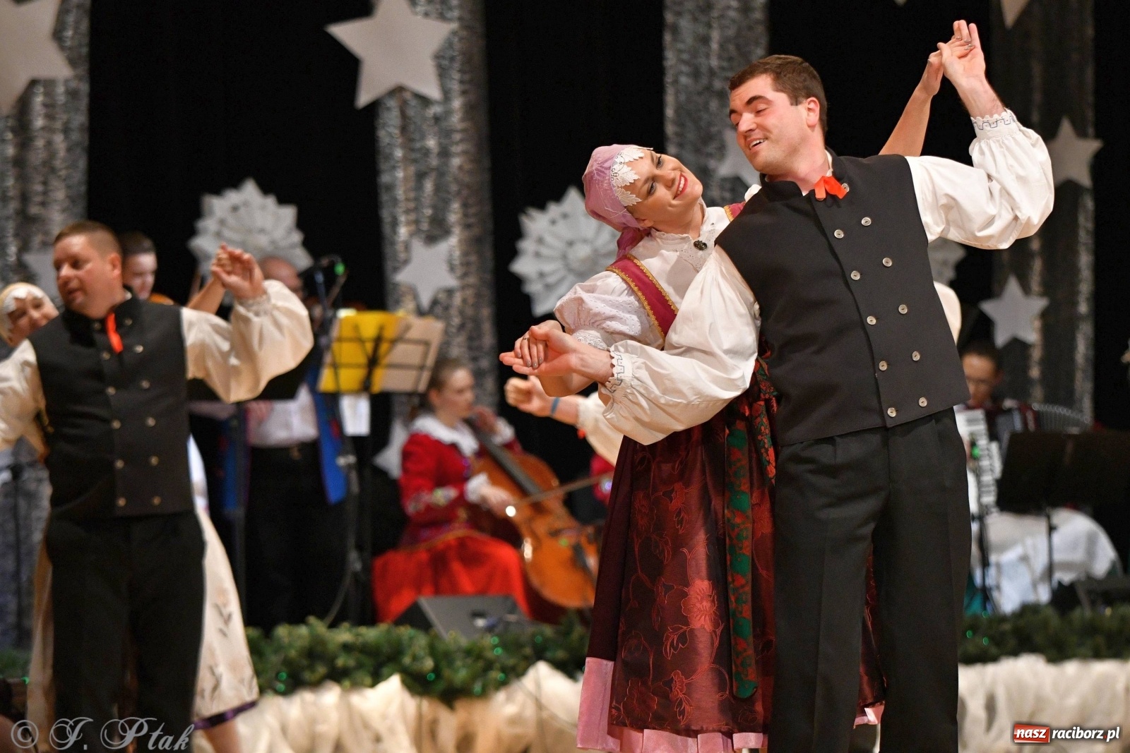 Zdjęcie w galerii na portalu naszraciborz.pl: Kolorowy koncert raciborskiego Źródła [FOTO] wiadomości z regionu