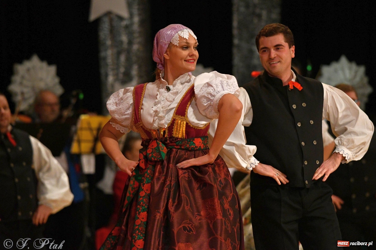 Zdjęcie w galerii na portalu naszraciborz.pl: Kolorowy koncert raciborskiego Źródła [FOTO] wiadomości z regionu