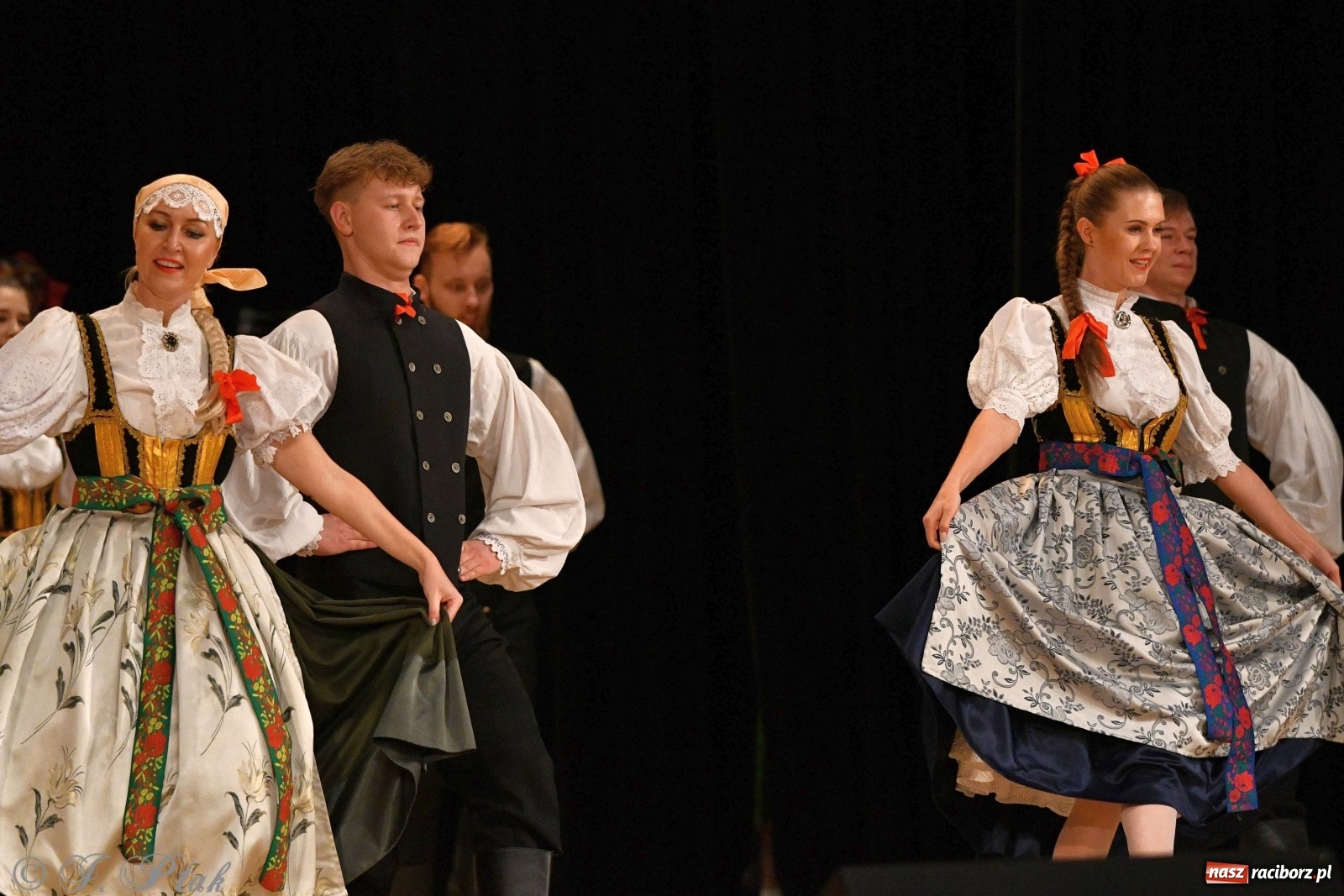 Zdjęcie w galerii na portalu naszraciborz.pl: Kolorowy koncert raciborskiego Źródła [FOTO] wiadomości z regionu