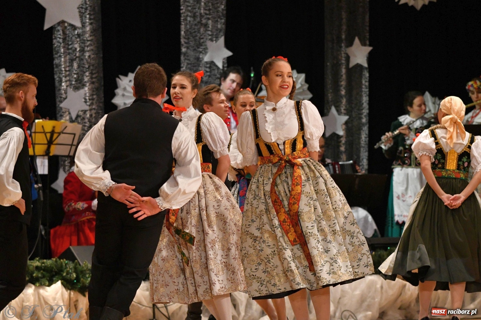 Zdjęcie w galerii na portalu naszraciborz.pl: Kolorowy koncert raciborskiego Źródła [FOTO] wiadomości z regionu