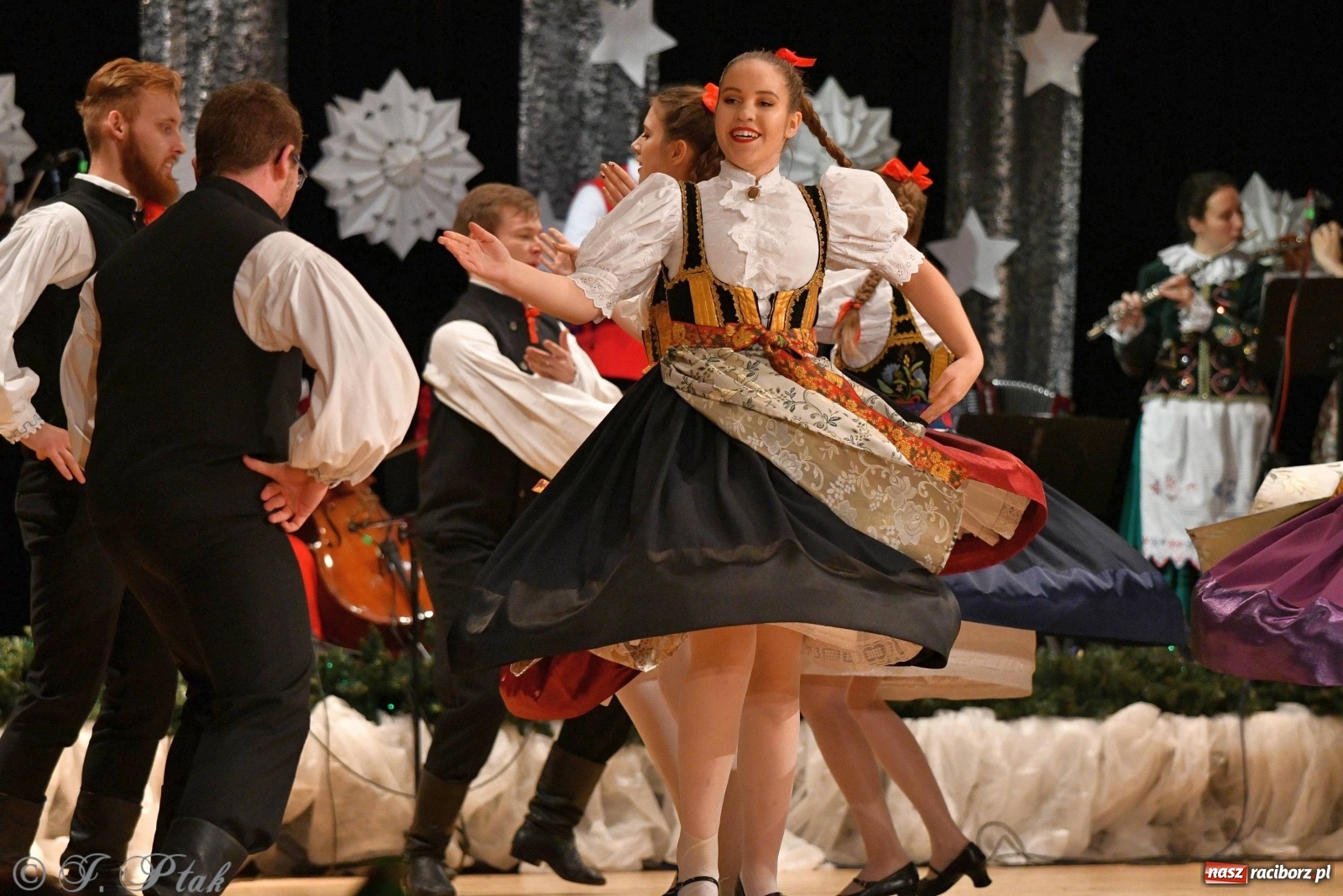 Zdjęcie w galerii na portalu naszraciborz.pl: Kolorowy koncert raciborskiego Źródła [FOTO] wiadomości z regionu