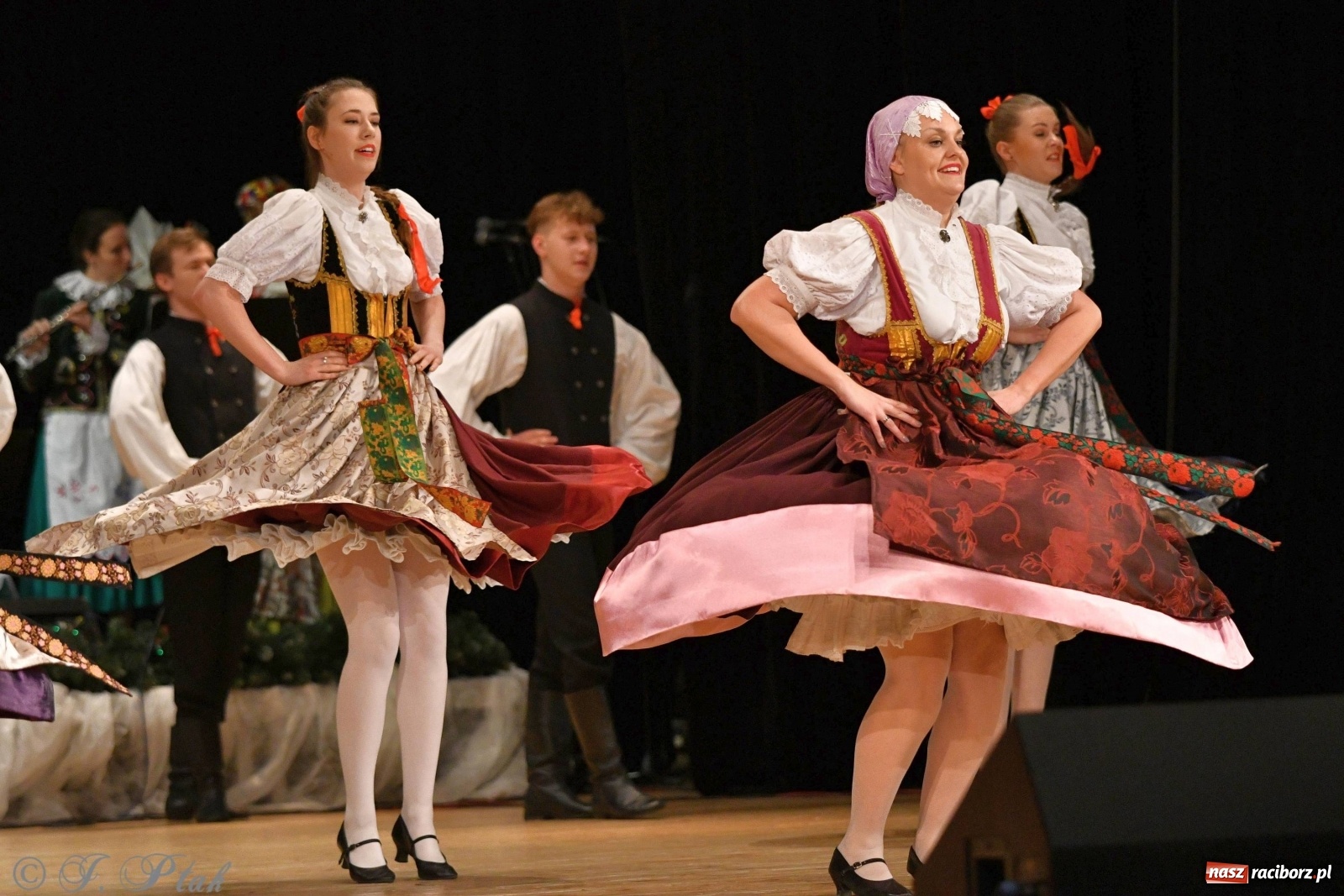 Zdjęcie w galerii na portalu naszraciborz.pl: Kolorowy koncert raciborskiego Źródła [FOTO] wiadomości z regionu