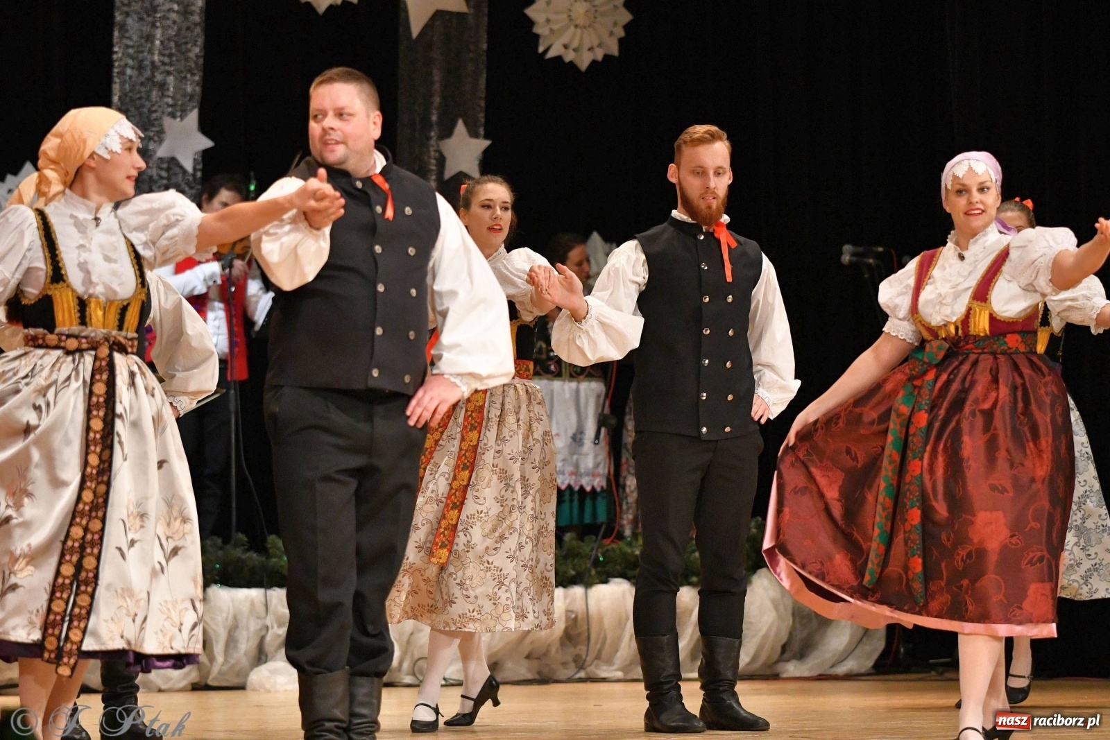 Zdjęcie w galerii na portalu naszraciborz.pl: Kolorowy koncert raciborskiego Źródła [FOTO] wiadomości z regionu