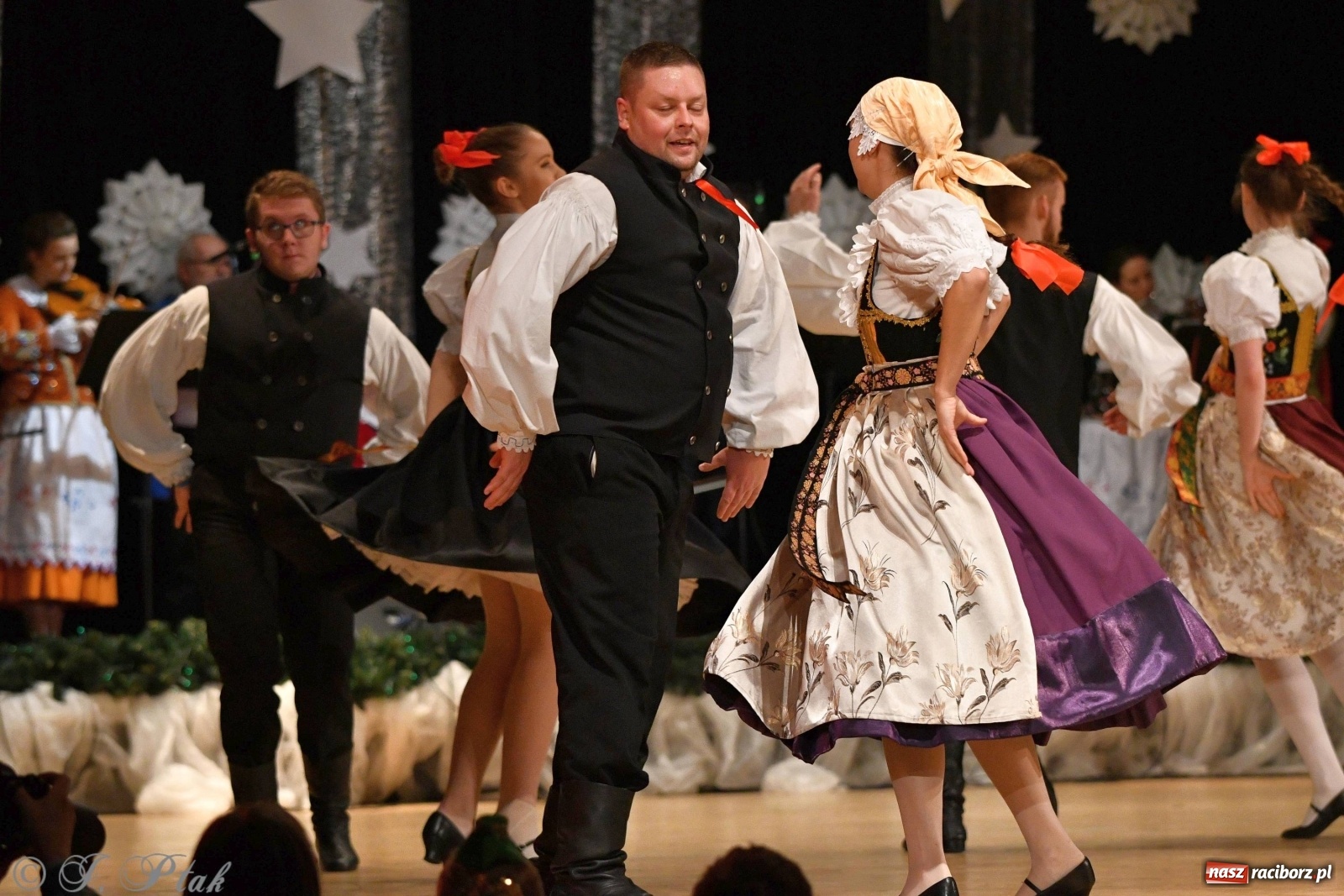 Zdjęcie w galerii na portalu naszraciborz.pl: Kolorowy koncert raciborskiego Źródła [FOTO] wiadomości z regionu