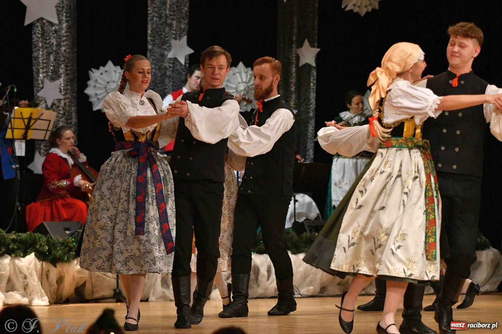 Zdjęcie w galerii na portalu naszraciborz.pl: Kolorowy koncert raciborskiego Źródła [FOTO] wiadomości z regionu