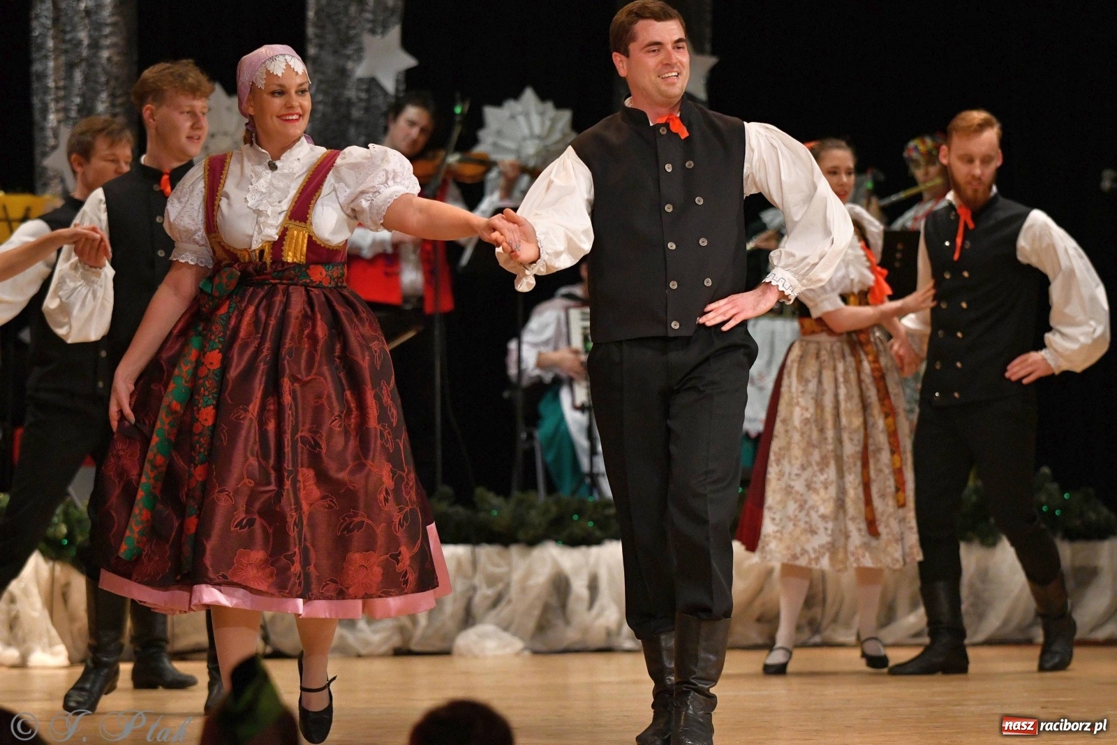 Zdjęcie w galerii na portalu naszraciborz.pl: Kolorowy koncert raciborskiego Źródła [FOTO] wiadomości z regionu