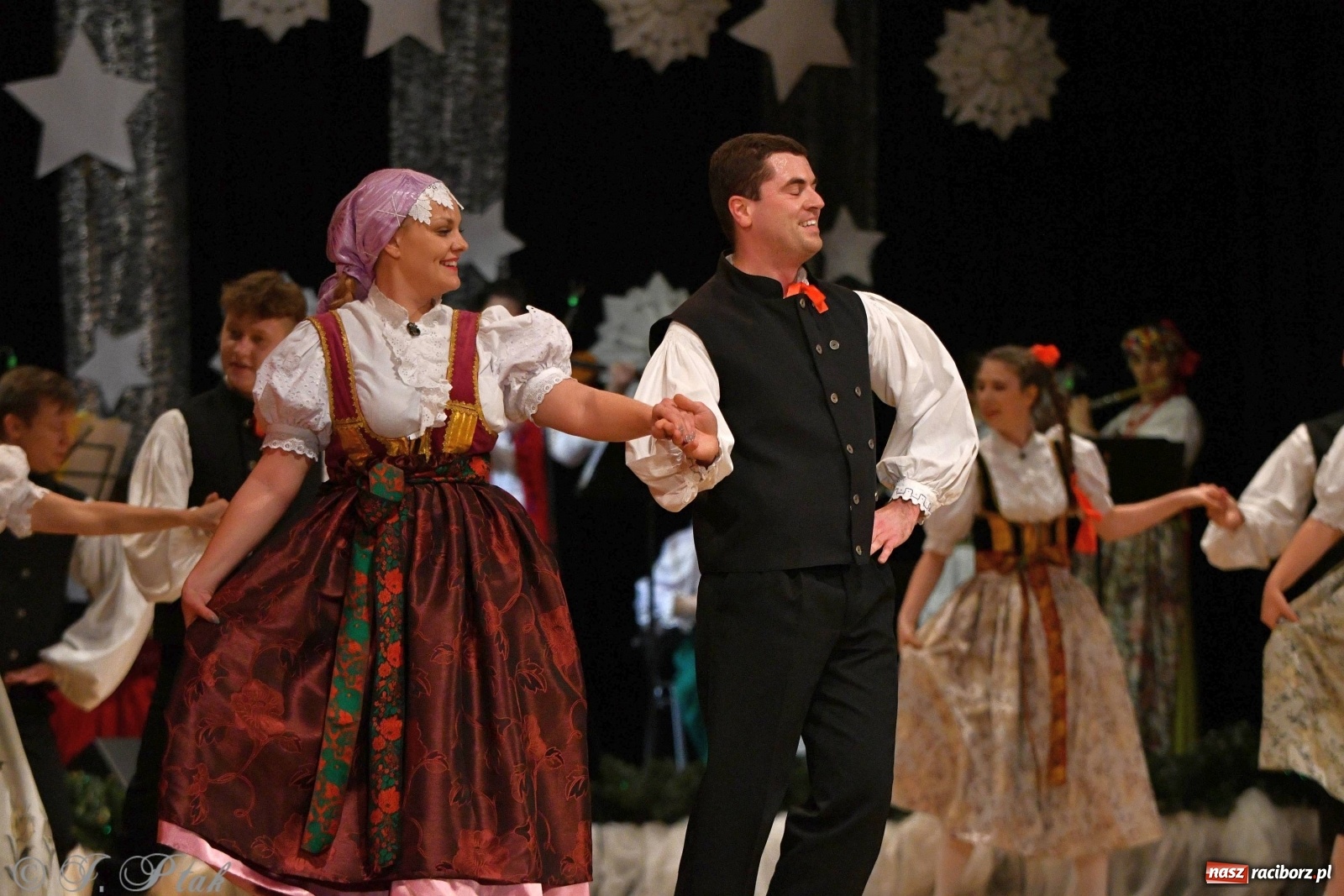 Zdjęcie w galerii na portalu naszraciborz.pl: Kolorowy koncert raciborskiego Źródła [FOTO] wiadomości z regionu