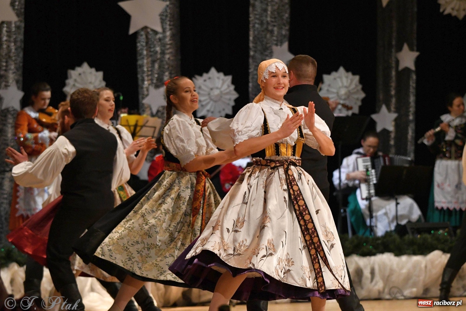 Zdjęcie w galerii na portalu naszraciborz.pl: Kolorowy koncert raciborskiego Źródła [FOTO] wiadomości z regionu