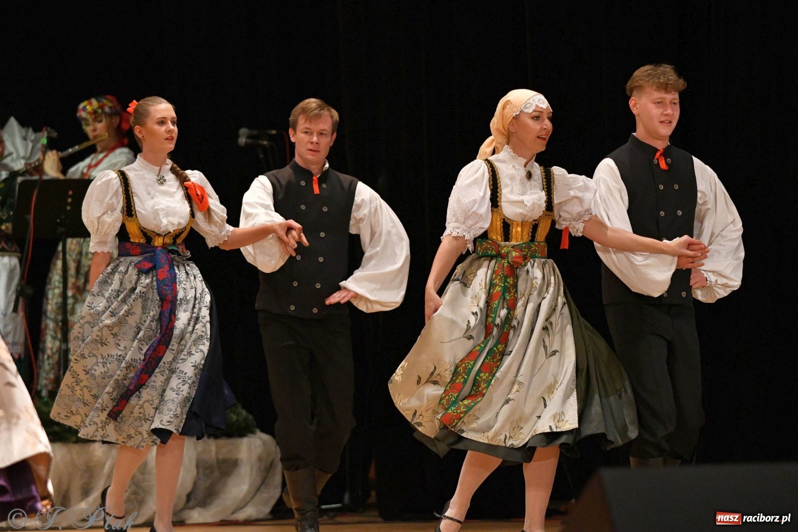 Zdjęcie w galerii na portalu naszraciborz.pl: Kolorowy koncert raciborskiego Źródła [FOTO] wiadomości z regionu
