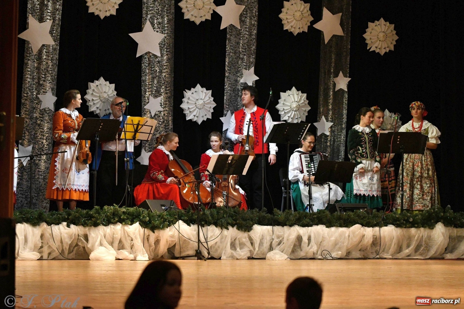 Zdjęcie w galerii na portalu naszraciborz.pl: Kolorowy koncert raciborskiego Źródła [FOTO] wiadomości z regionu