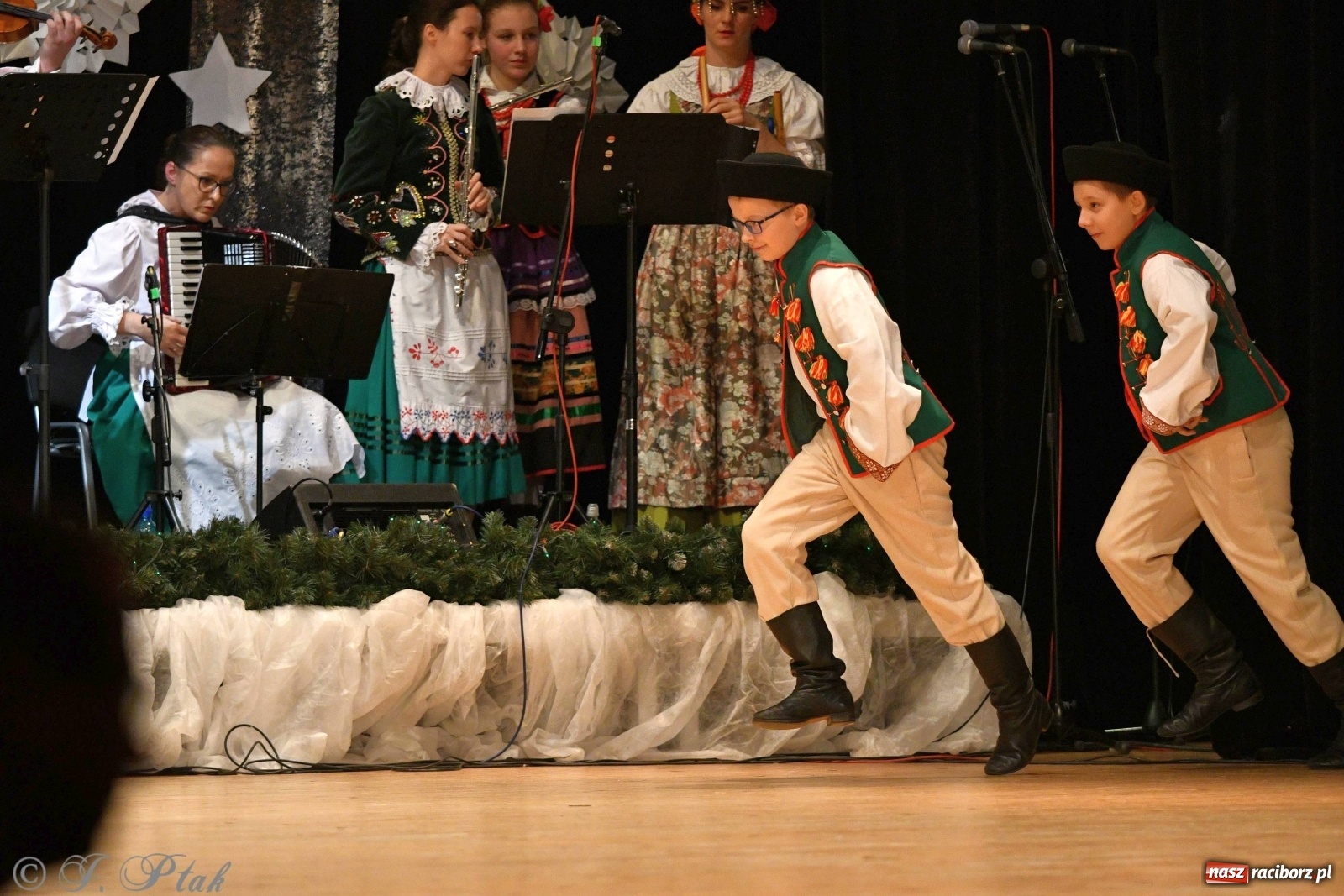 Zdjęcie w galerii na portalu naszraciborz.pl: Kolorowy koncert raciborskiego Źródła [FOTO] wiadomości z regionu