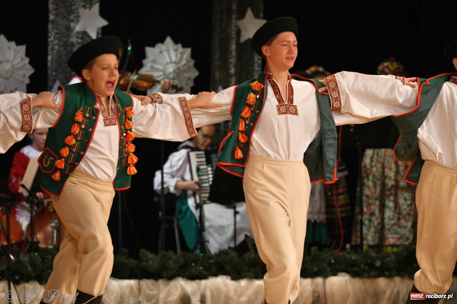 Zdjęcie w galerii na portalu naszraciborz.pl: Kolorowy koncert raciborskiego Źródła [FOTO] wiadomości z regionu