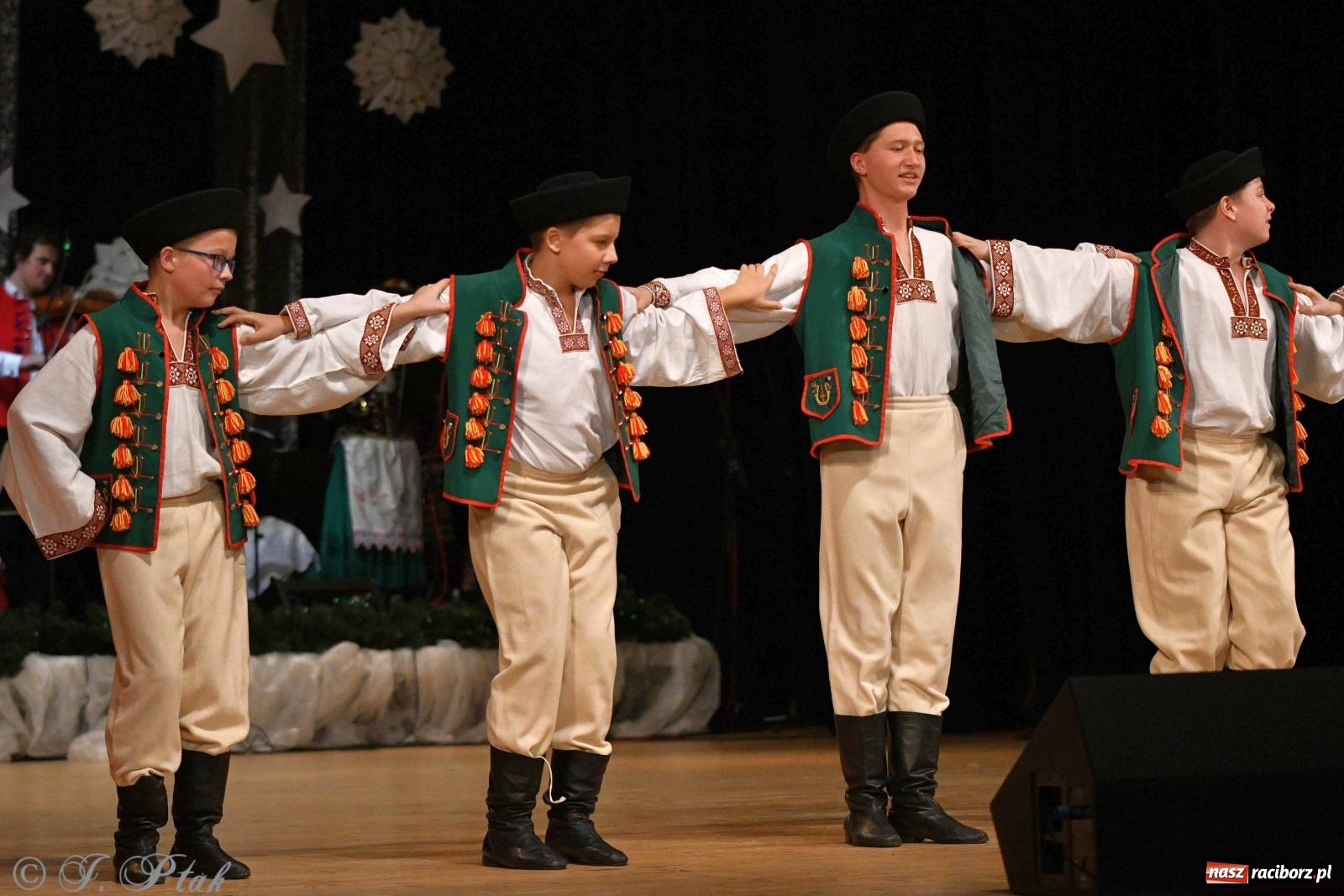 Zdjęcie w galerii na portalu naszraciborz.pl: Kolorowy koncert raciborskiego Źródła [FOTO] wiadomości z regionu