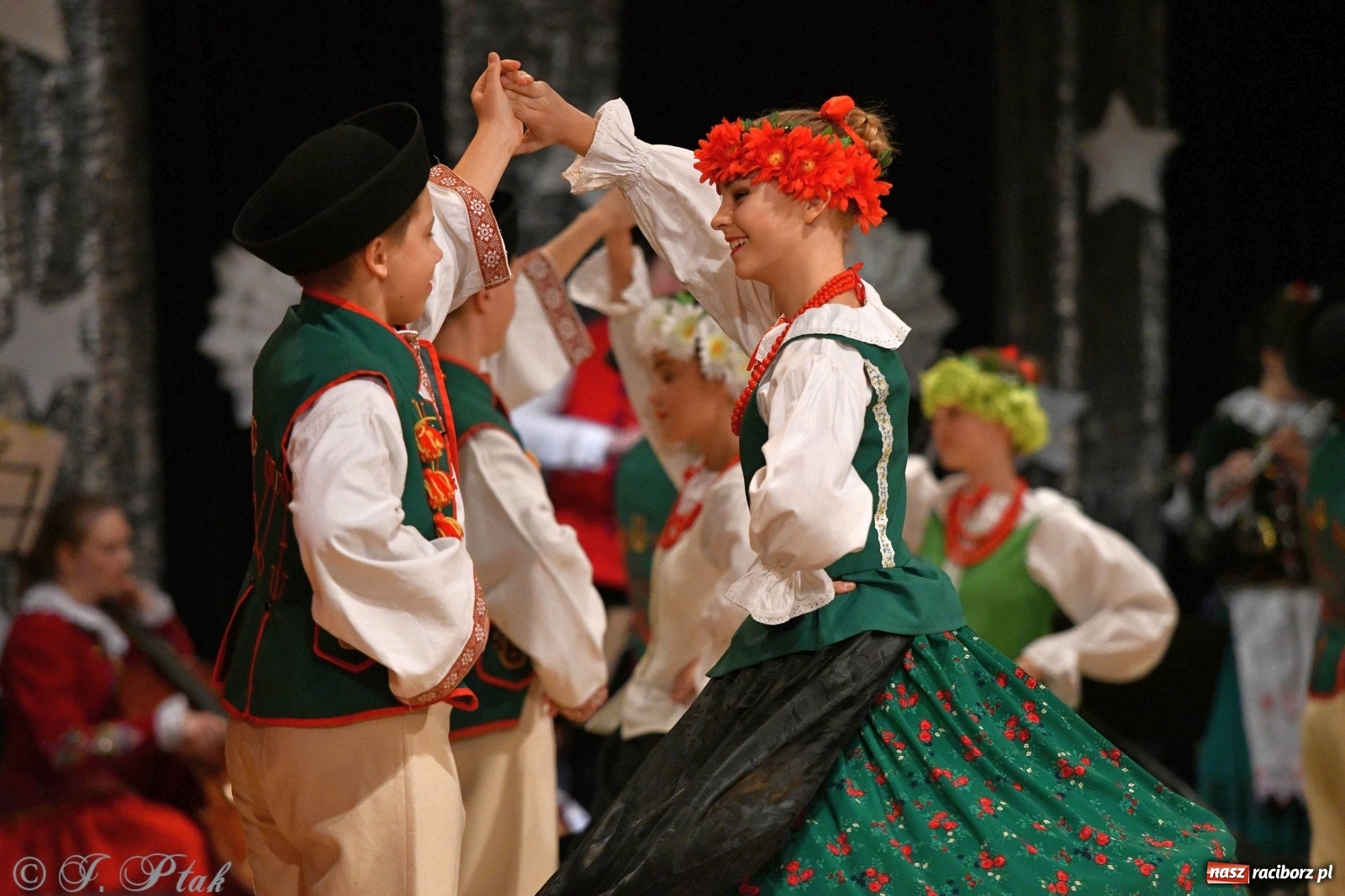 Zdjęcie w galerii na portalu naszraciborz.pl: Kolorowy koncert raciborskiego Źródła [FOTO] wiadomości z regionu