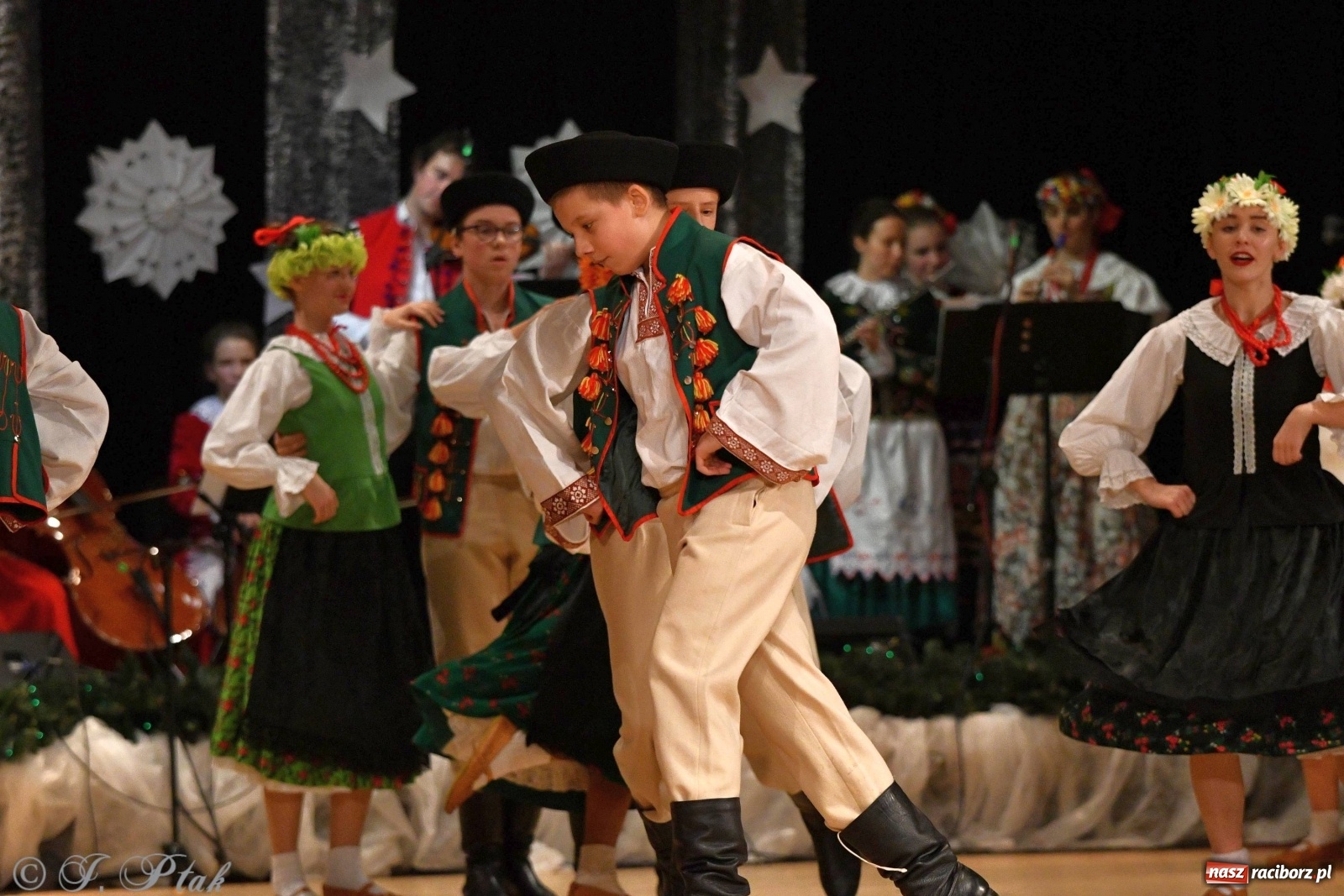 Zdjęcie w galerii na portalu naszraciborz.pl: Kolorowy koncert raciborskiego Źródła [FOTO] wiadomości z regionu