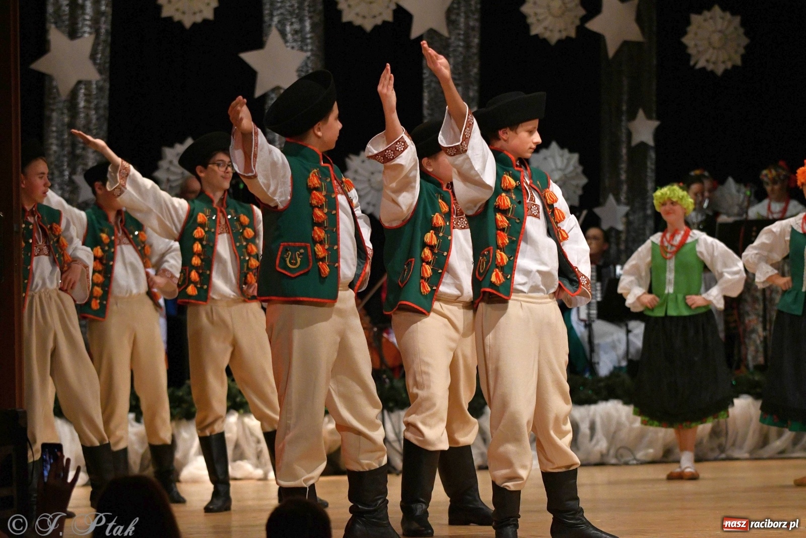 Zdjęcie w galerii na portalu naszraciborz.pl: Kolorowy koncert raciborskiego Źródła [FOTO] wiadomości z regionu