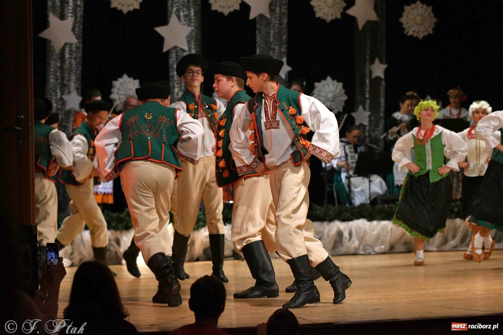 Zdjęcie w galerii na portalu naszraciborz.pl: Kolorowy koncert raciborskiego Źródła [FOTO] wiadomości z regionu