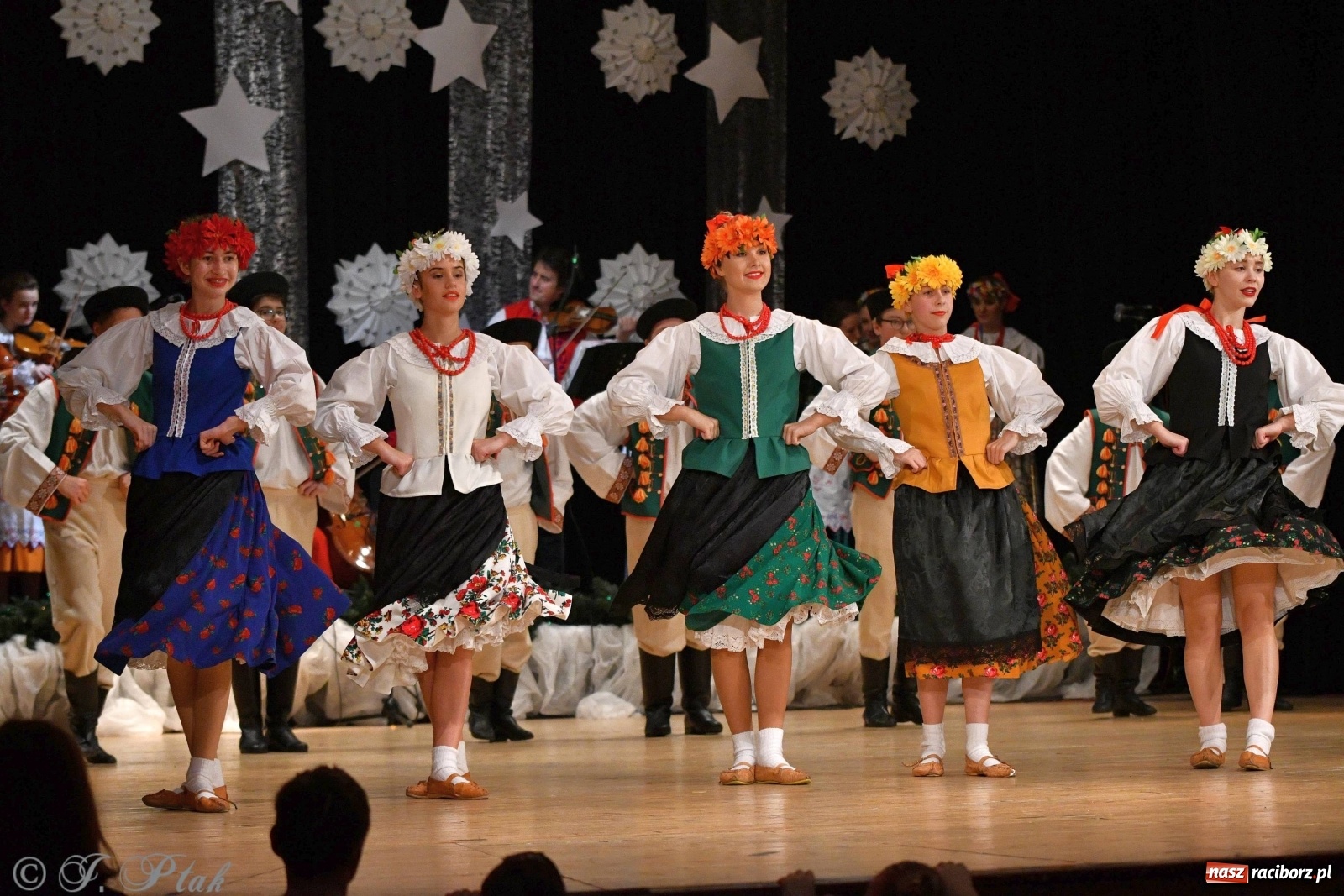 Zdjęcie w galerii na portalu naszraciborz.pl: Kolorowy koncert raciborskiego Źródła [FOTO] wiadomości z regionu