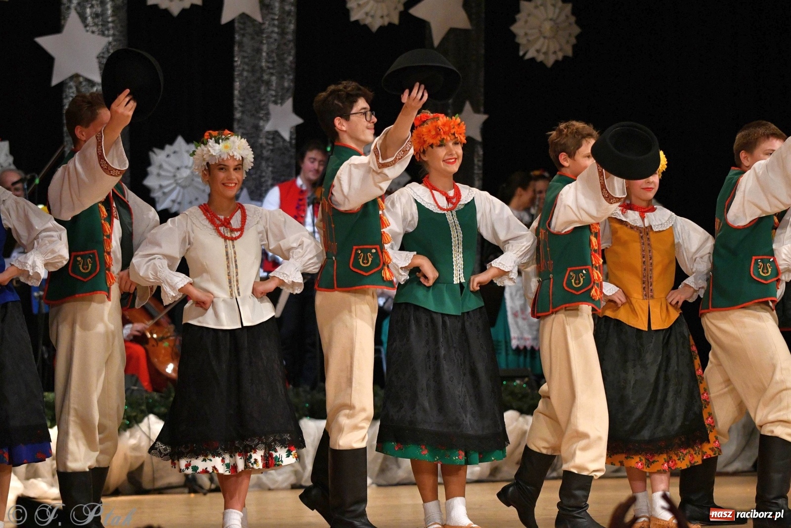 Zdjęcie w galerii na portalu naszraciborz.pl: Kolorowy koncert raciborskiego Źródła [FOTO] wiadomości z regionu