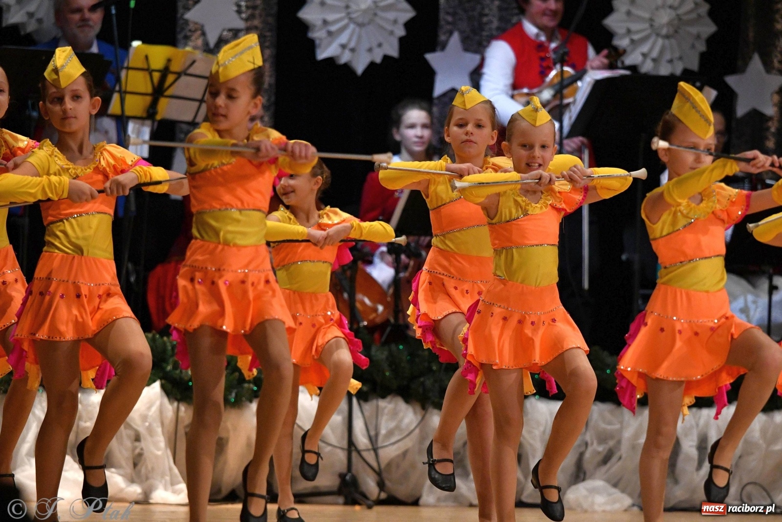 Zdjęcie w galerii na portalu naszraciborz.pl: Kolorowy koncert raciborskiego Źródła [FOTO] wiadomości z regionu