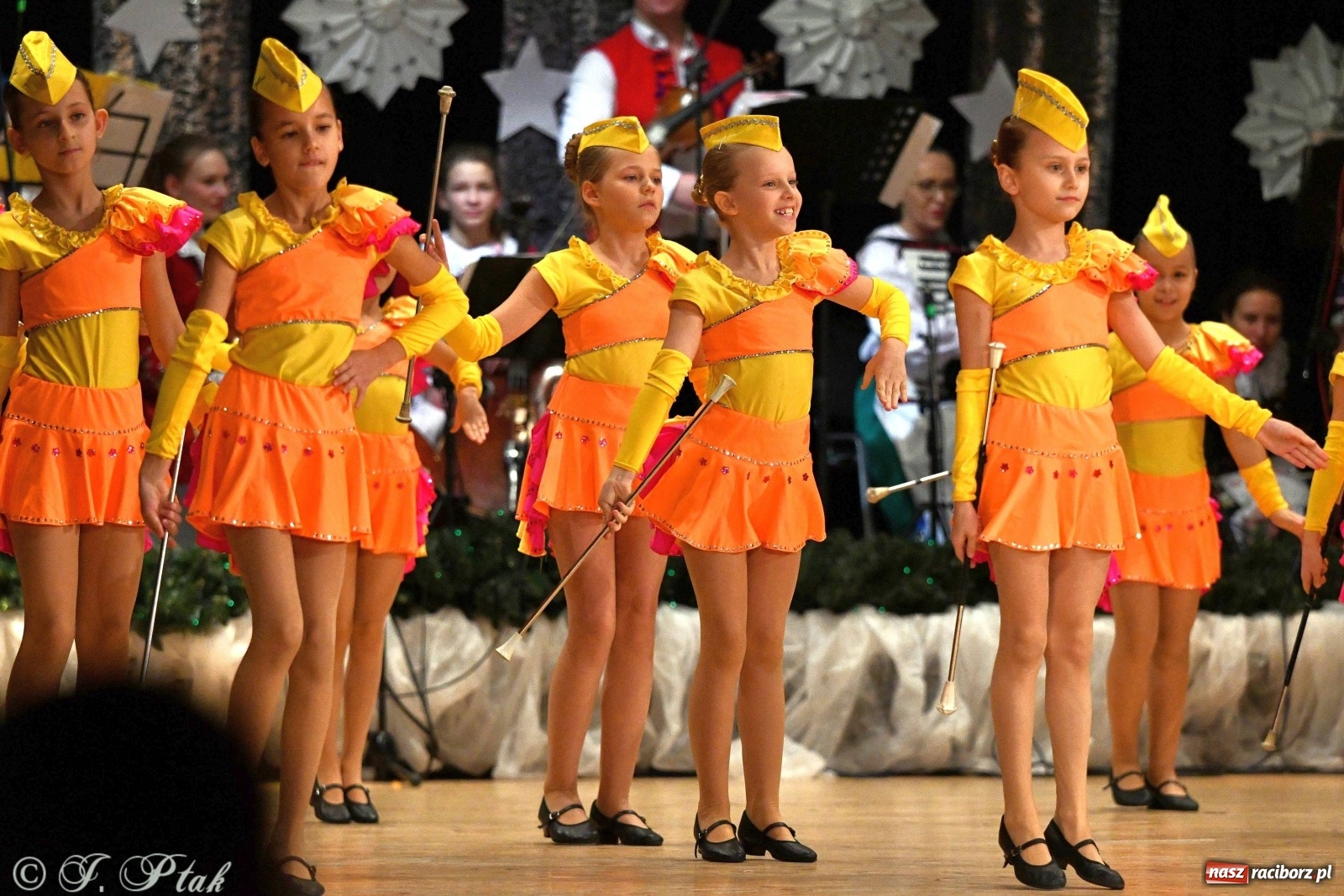 Zdjęcie w galerii na portalu naszraciborz.pl: Kolorowy koncert raciborskiego Źródła [FOTO] wiadomości z regionu