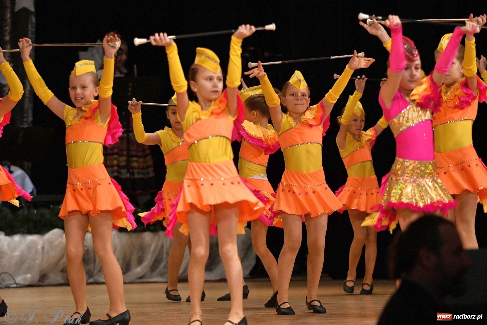 Zdjęcie w galerii na portalu naszraciborz.pl: Kolorowy koncert raciborskiego Źródła [FOTO] wiadomości z regionu