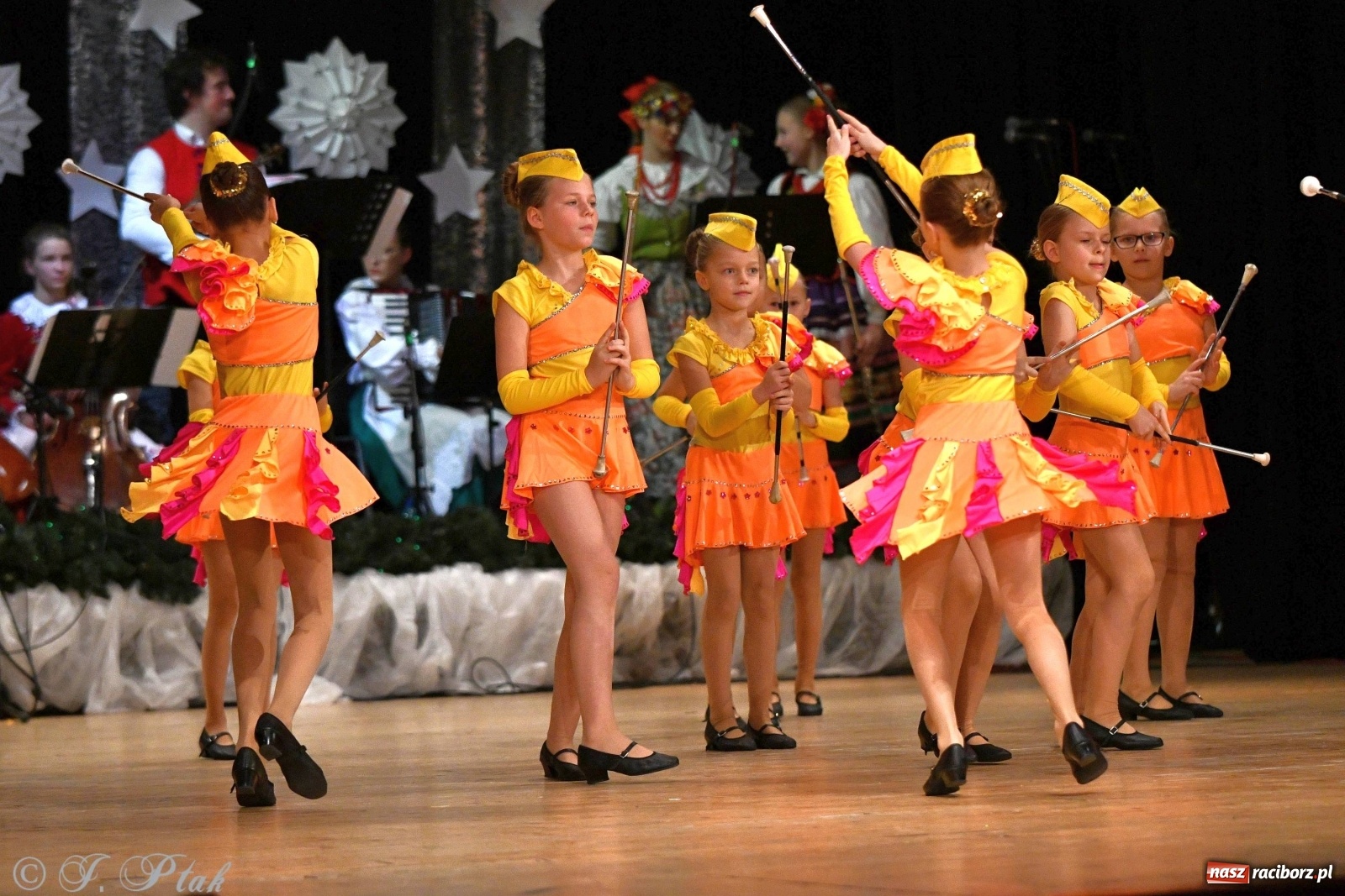 Zdjęcie w galerii na portalu naszraciborz.pl: Kolorowy koncert raciborskiego Źródła [FOTO] wiadomości z regionu
