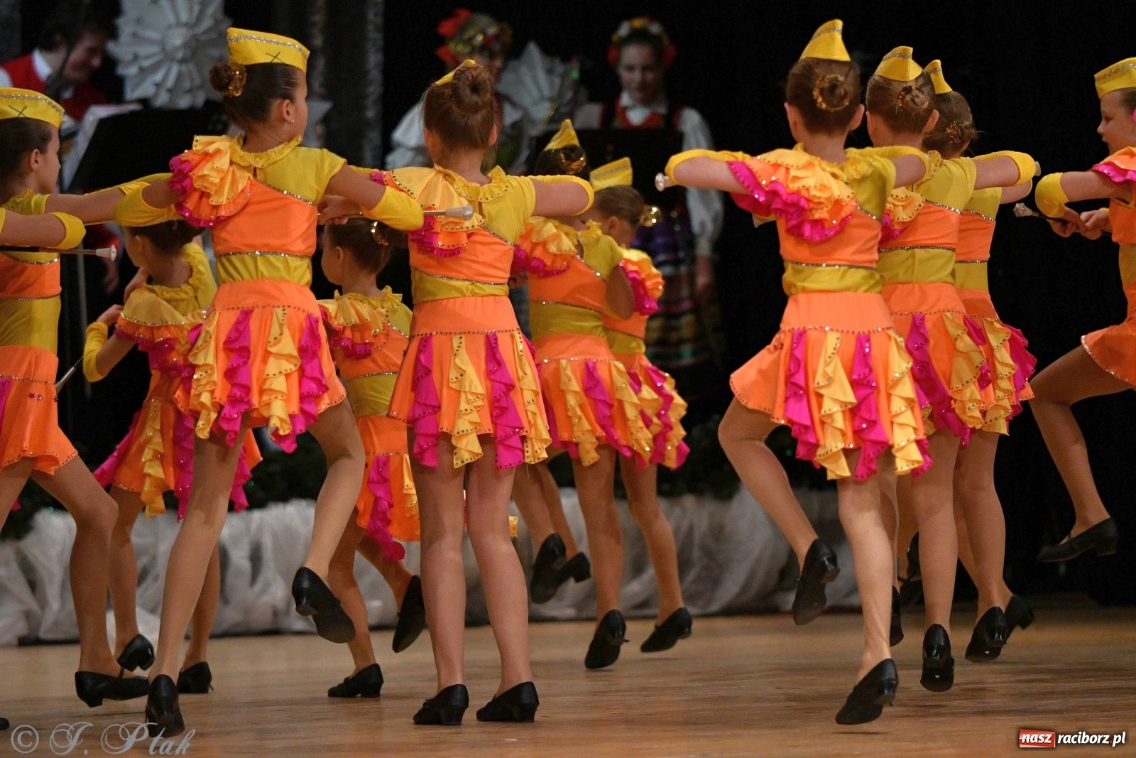 Zdjęcie w galerii na portalu naszraciborz.pl: Kolorowy koncert raciborskiego Źródła [FOTO] wiadomości z regionu