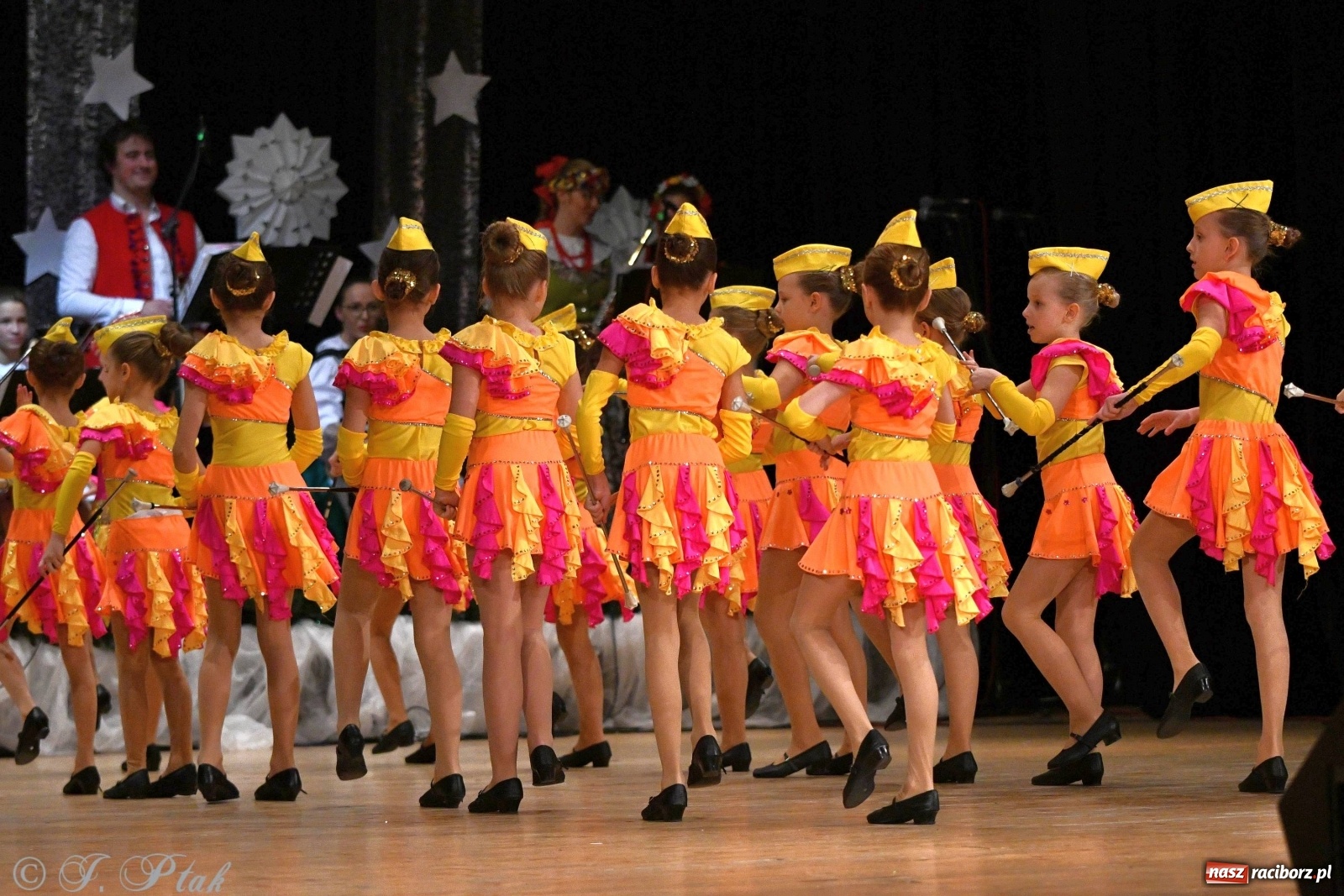 Zdjęcie w galerii na portalu naszraciborz.pl: Kolorowy koncert raciborskiego Źródła [FOTO] wiadomości z regionu