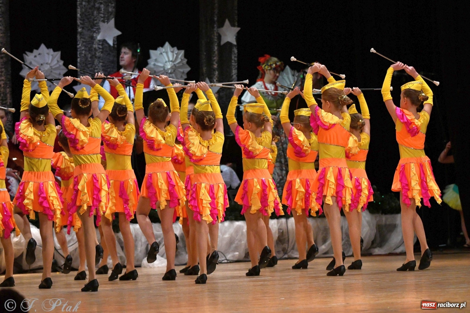 Zdjęcie w galerii na portalu naszraciborz.pl: Kolorowy koncert raciborskiego Źródła [FOTO] wiadomości z regionu