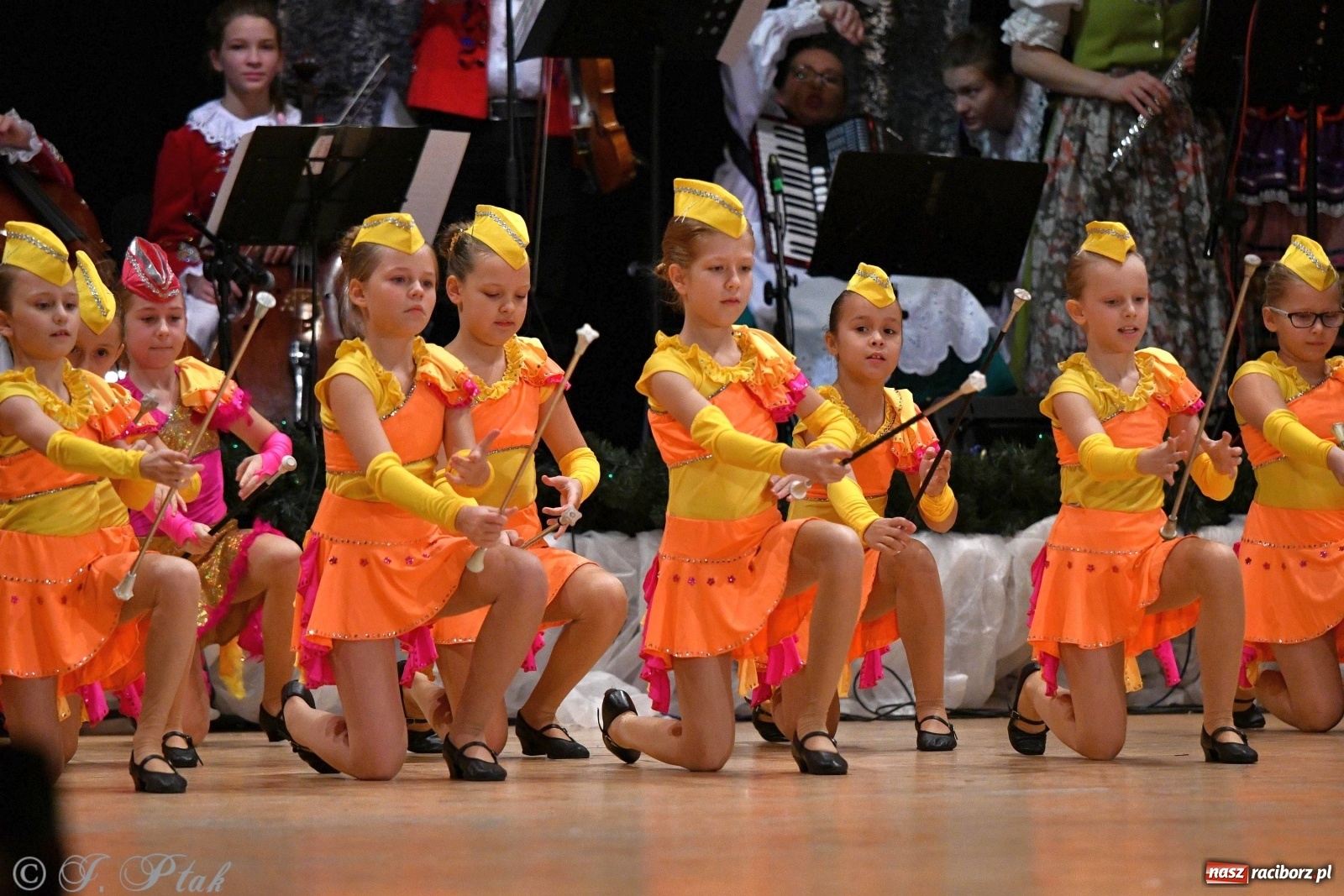 Zdjęcie w galerii na portalu naszraciborz.pl: Kolorowy koncert raciborskiego Źródła [FOTO] wiadomości z regionu