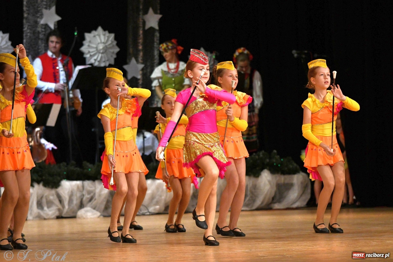 Zdjęcie w galerii na portalu naszraciborz.pl: Kolorowy koncert raciborskiego Źródła [FOTO] wiadomości z regionu
