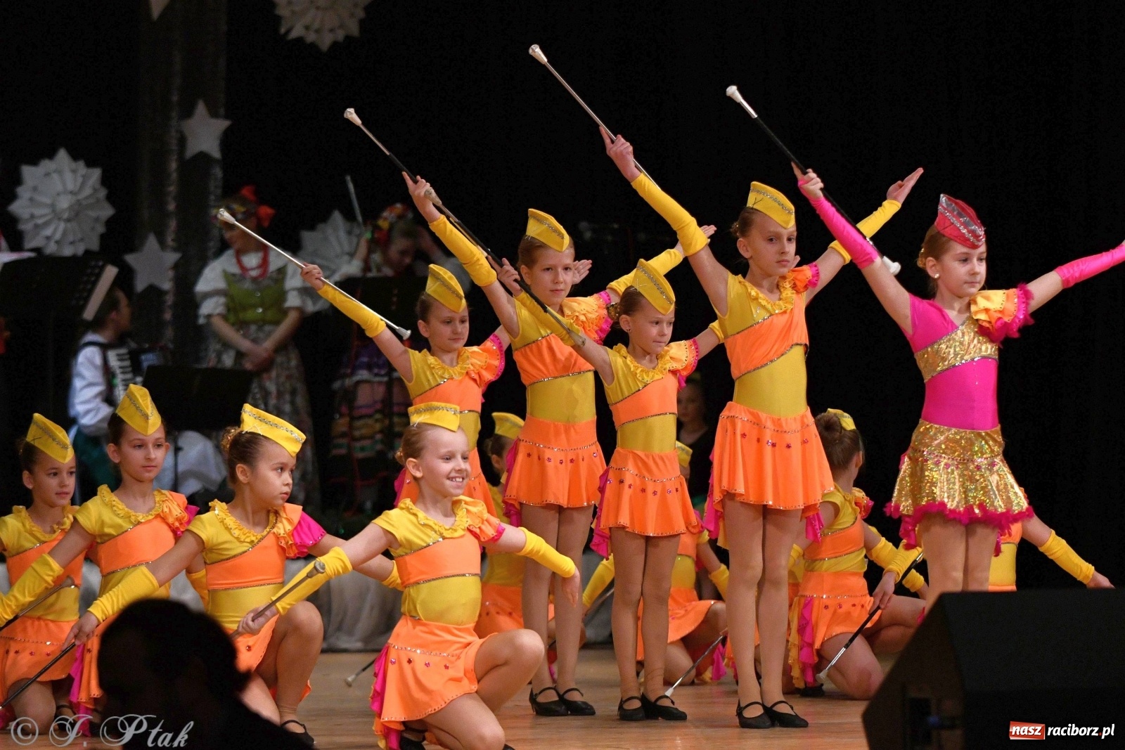 Zdjęcie w galerii na portalu naszraciborz.pl: Kolorowy koncert raciborskiego Źródła [FOTO] wiadomości z regionu