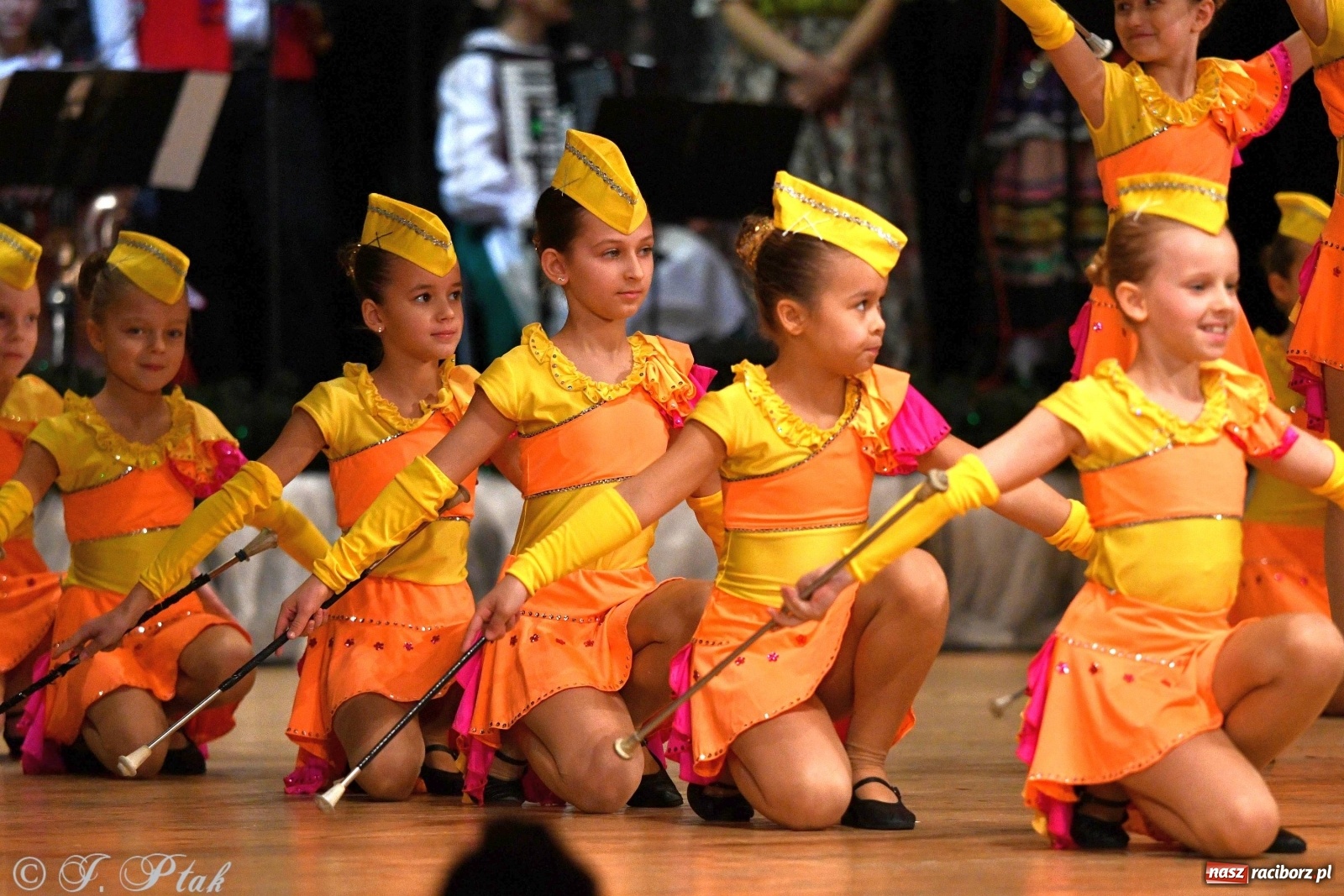 Zdjęcie w galerii na portalu naszraciborz.pl: Kolorowy koncert raciborskiego Źródła [FOTO] wiadomości z regionu