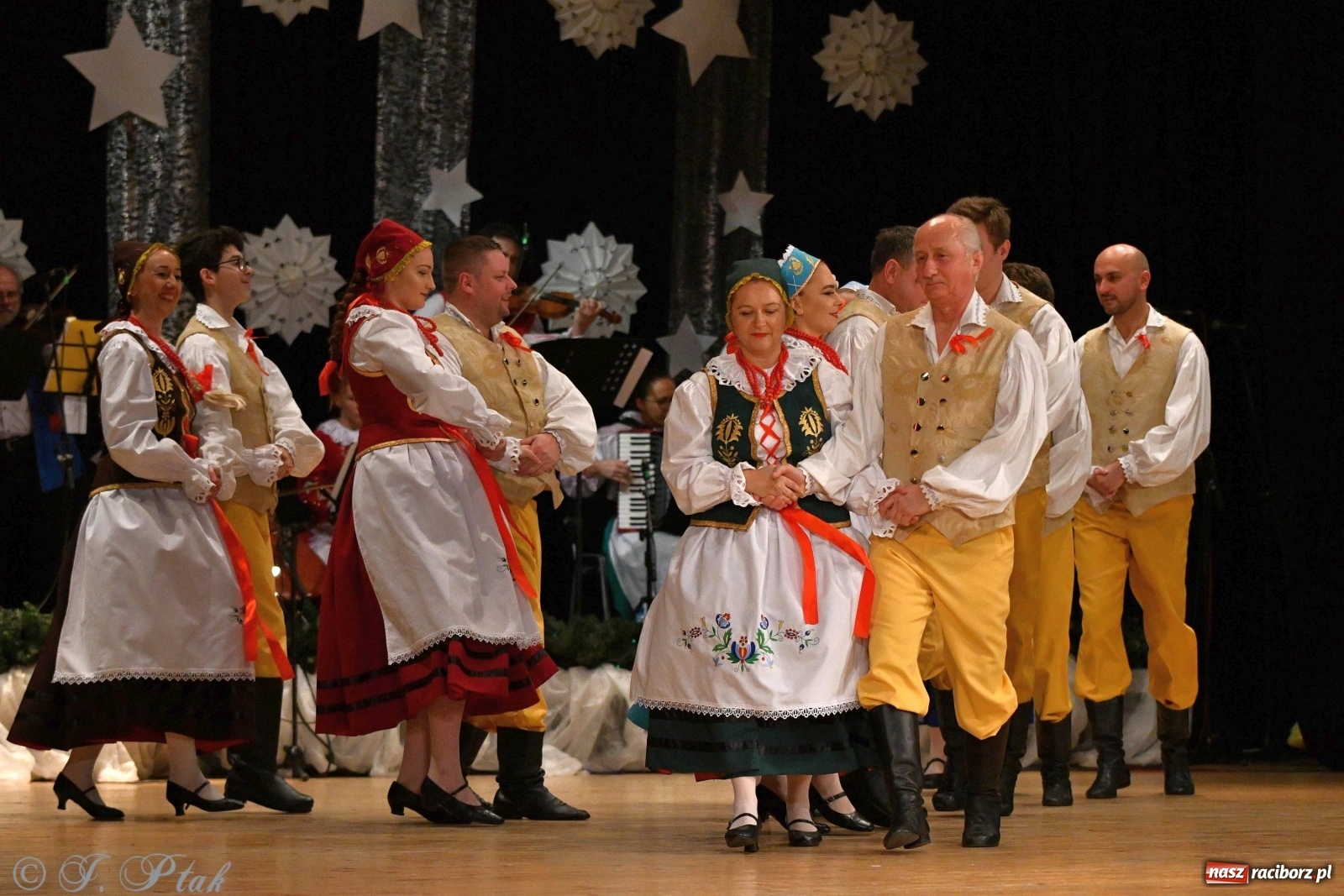 Zdjęcie w galerii na portalu naszraciborz.pl: Kolorowy koncert raciborskiego Źródła [FOTO] wiadomości z regionu