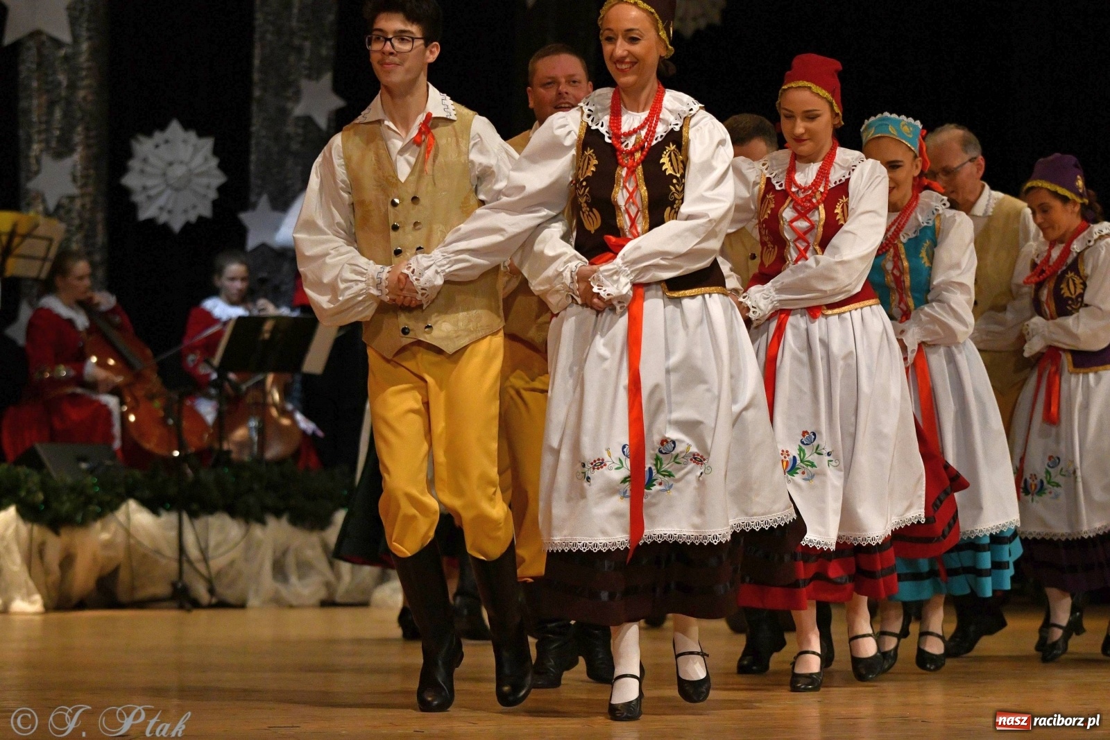 Zdjęcie w galerii na portalu naszraciborz.pl: Kolorowy koncert raciborskiego Źródła [FOTO] wiadomości z regionu