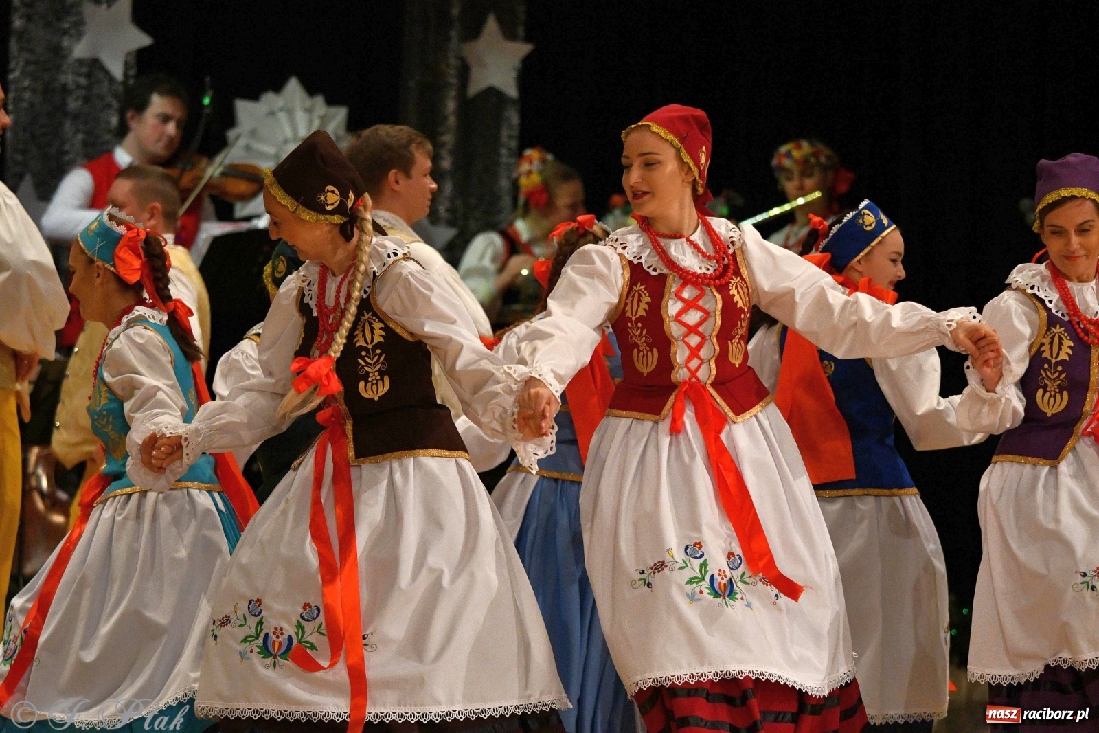 Zdjęcie w galerii na portalu naszraciborz.pl: Kolorowy koncert raciborskiego Źródła [FOTO] wiadomości z regionu